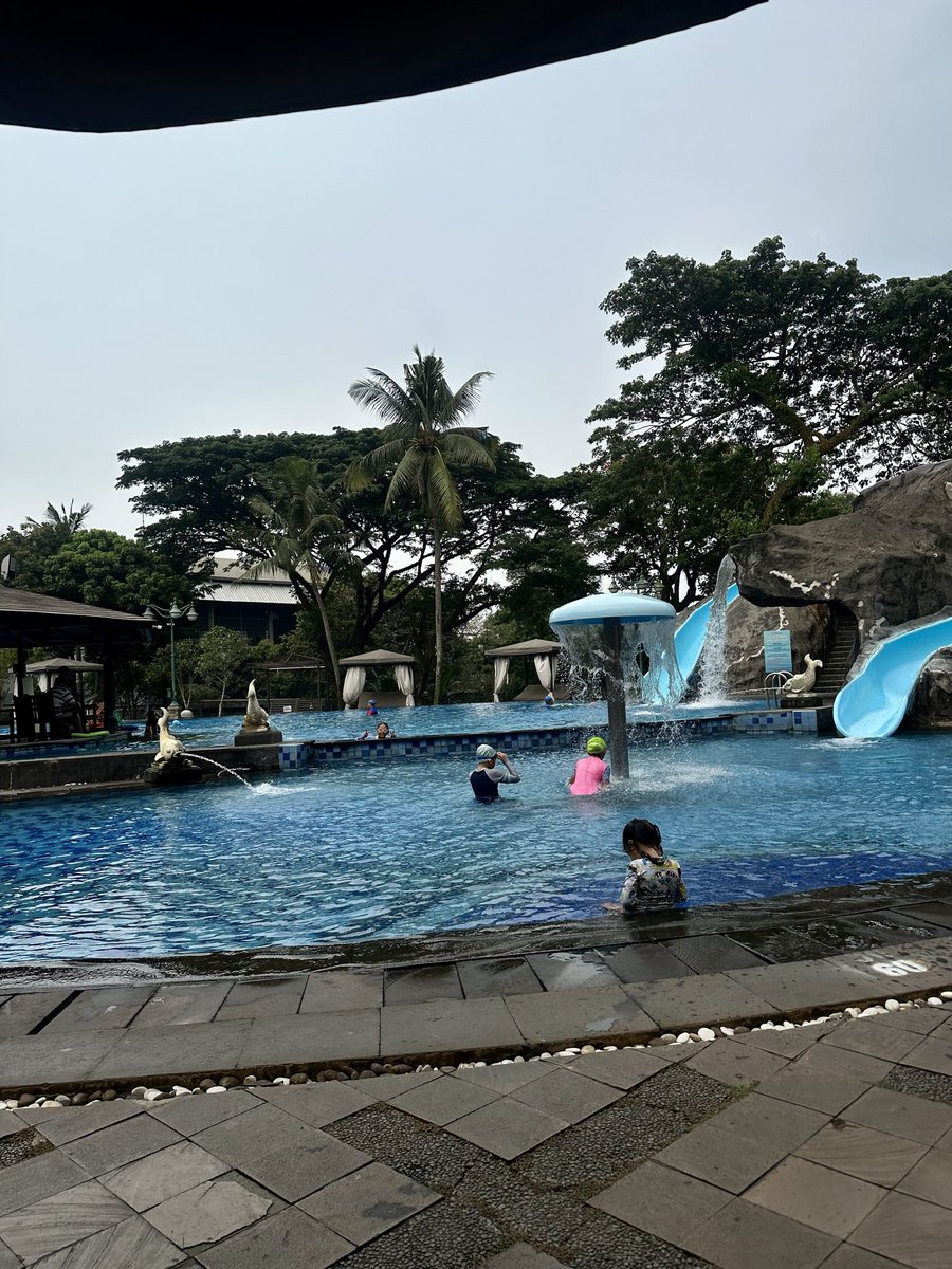 callmemocit's tweet photo. Kegiatan jumat sore, nganter anak-anak berenang. https://t.co/8fd7wNoIYw