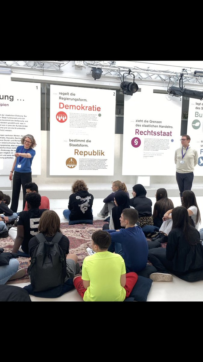 OeVfGH's tweet photo. Meinungsfreiheit? Datenschutz? Usw... Was die Verfassung mit jedem/r zu tun hat, darum geht es heute und morgen in der Brunnenpassage, 1160. Workshops, Q&amp;A mit Richtern des #VfGH und kostenlose Ausstellung: https://t.co/otzKu4HFJe Erste Gäste sind schon da!#Verfassungsgerichtshof https://t.co/oXfvG26Y1L