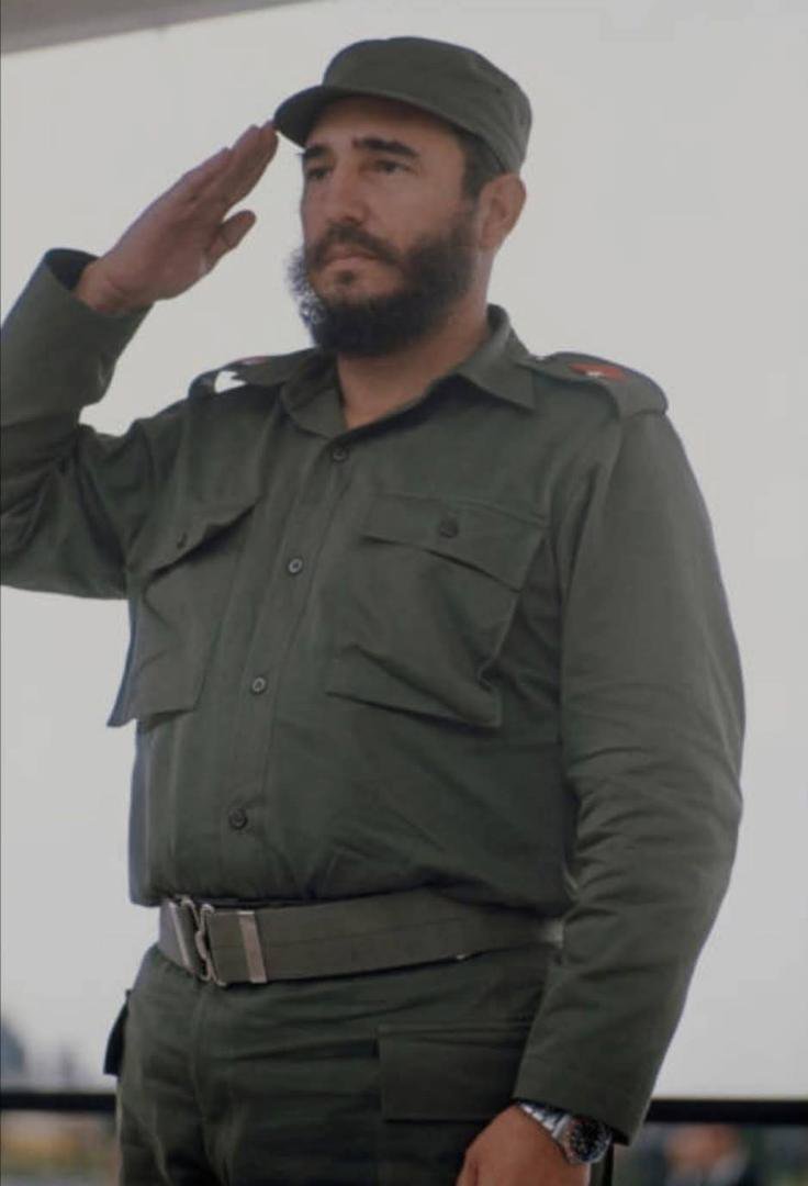 arochamolina71's tweet photo. #Fidel a pesar de su personalidad, de su heroicidad,  era un hombre humilde (...)con los pies en la tierra. Dijo #FreiBeto. #Fidel es pasado, presente y futuro de la patria, es maestro de generaciones. #FidelViveEntreNosotros https://t.co/Lp5AY5YcNg