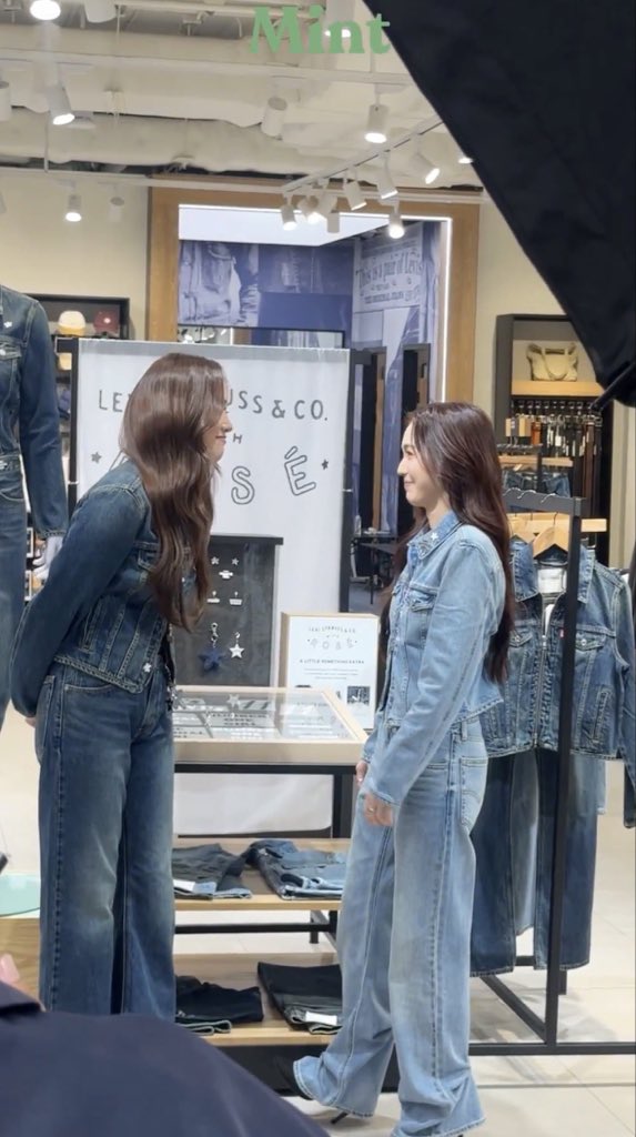 __xxsia__'s tweet photo. เหมือนหมวลมจีบสาว https://t.co/ygLEfyvK49