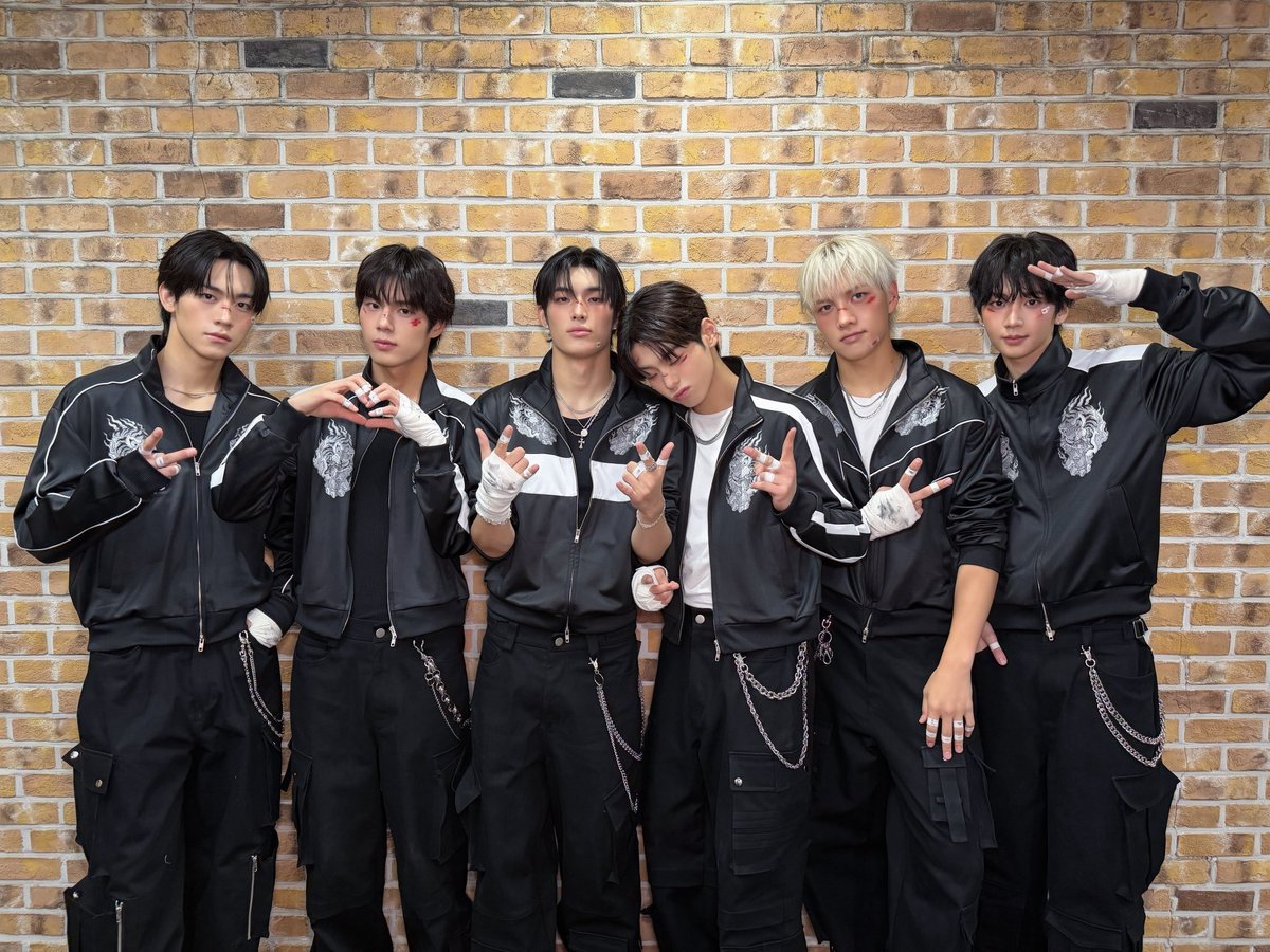 enter_0209's tweet photo. Like Fireの衣装もれなく良くて感動してたらこないだのラジオでソンモくんも今回の衣装全部気に入ったって言っててやっぱりそうだよね〜〜てなった https://t.co/BvBaP1WLcA