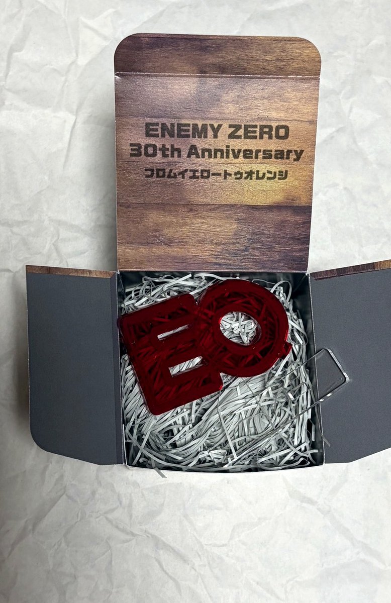 fyto_com's tweet photo. 9月22日・23日、東京日仏学院で開催される
 「The Tenth Mosaic」にて、
 『エネミー・ゼロ』発売30周年記念展示を行います。
1996年当時、20名限定・20万円で販売された
 「スペシャルボックス」を、今回実物初公開！
その展示にちなみ、
E0アクリルロゴを「スペシャルボックス」をイメージした
特��ボックスに入れて販売します。
サイズはぐっと小さくなって、お値段は2,000円！
先着200名様限定です。
さらに、特製「飯野賢治」ホログラムシール付き！
22日からはお天気も回復する予報です。
ぜひ会場へお越しください！
https://t.co/xJlSKbpYsk