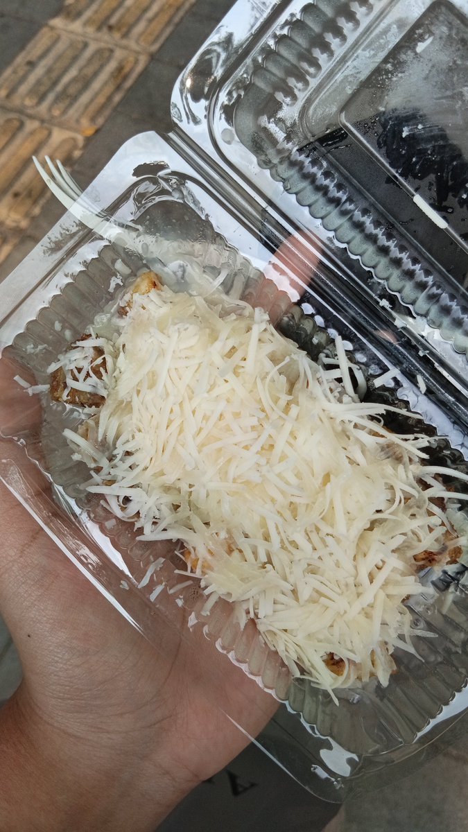 eajsa_'s tweet photo. Mahal njir mending pisang isola, tapi keju nya banyak ini 13rb, sedangkan yang isola 10rb dan lebih banyak, oke lah 7/10 https://t.co/x1mK62vdOz