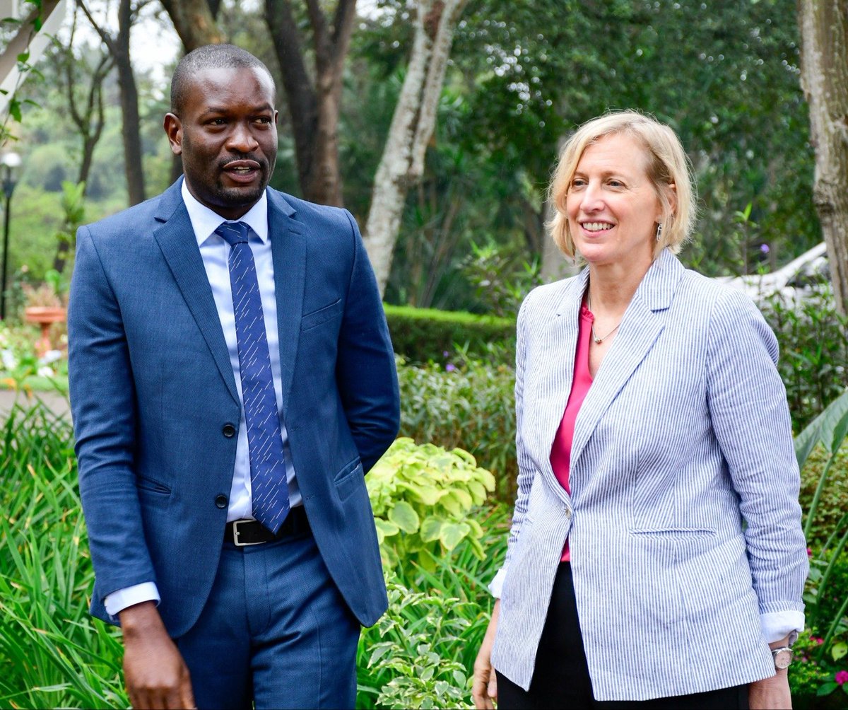 abbiezuena's tweet photo. H.E Edwin Watenya Sifuna today met with @USEmbassyKenya Charge d’ affaires Susan Burns and her team at her residence in Nairobi.
#NikoKadiNaSifuna https://t.co/TYNkjBFSbs