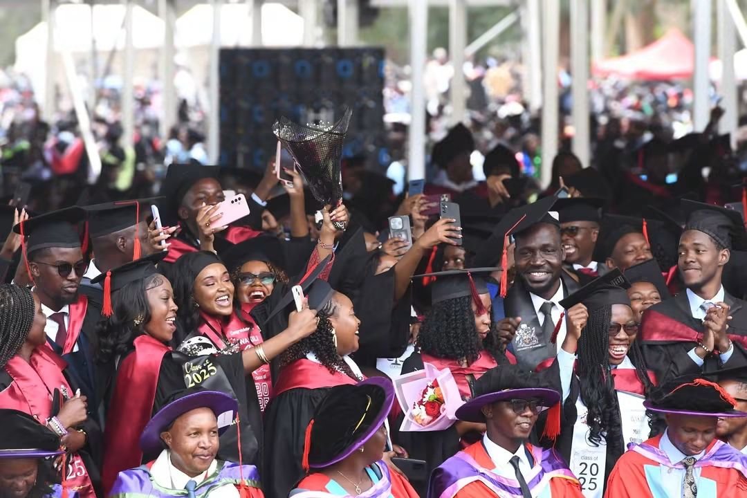 onunga254's tweet photo. Left - UoN Graduands
Right - UoN Graduands
Centre - UoN Graduands
Everywhere - UoN Graduands
Sai ukitembea make sure you don't step on a University of Nairobi Graduand. Students from The epitome of knowledge
#UoN75graduation
@uonbi https://t.co/chJo6ekm4U