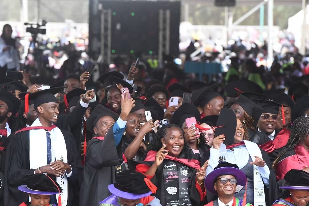 onunga254's tweet photo. Left - UoN Graduands
Right - UoN Graduands
Centre - UoN Graduands
Everywhere - UoN Graduands
Sai ukitembea make sure you don't step on a University of Nairobi Graduand. Students from The epitome of knowledge
#UoN75graduation
@uonbi https://t.co/chJo6ekm4U
