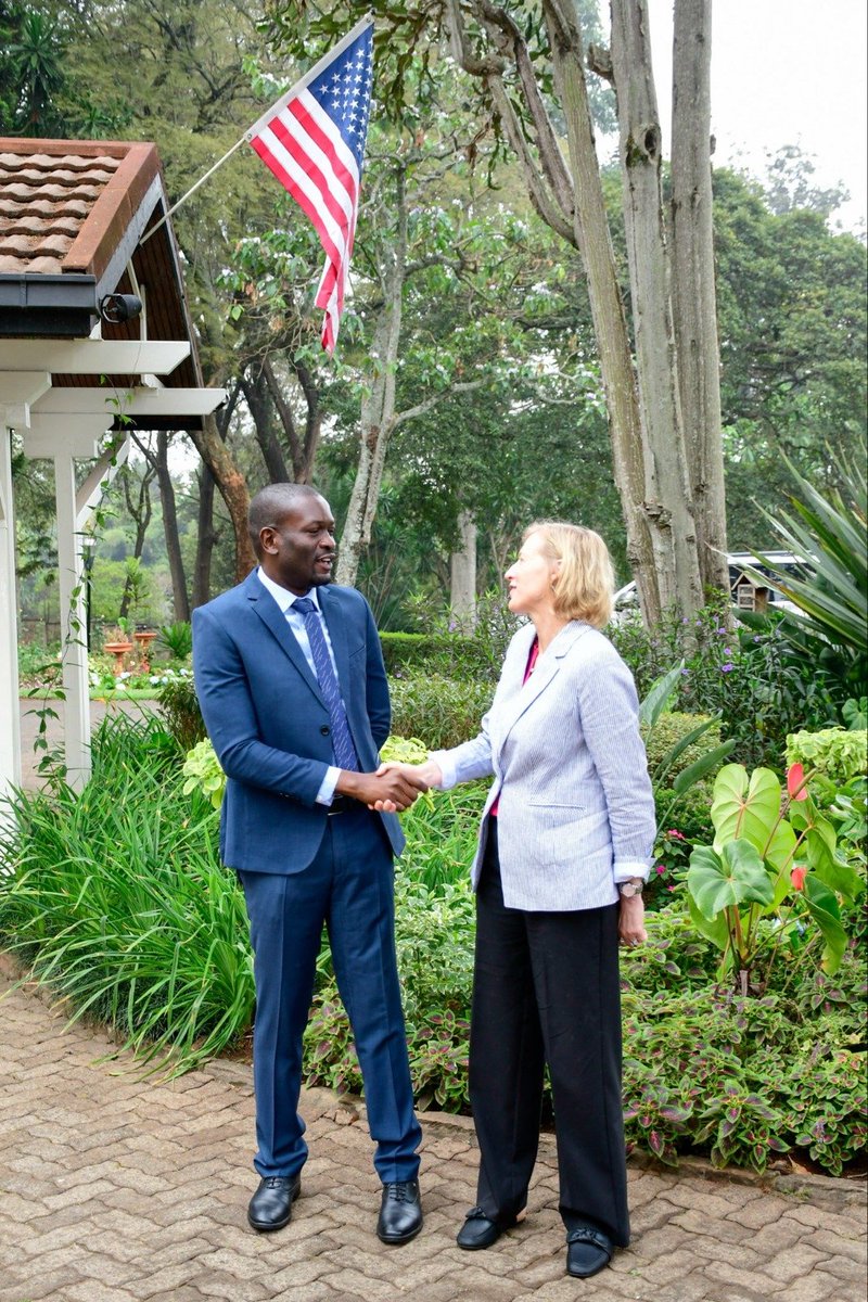 abbiezuena's tweet photo. H.E Edwin Watenya Sifuna today met with @USEmbassyKenya Charge d’ affaires Susan Burns and her team at her residence in Nairobi.
#NikoKadiNaSifuna https://t.co/TYNkjBFSbs