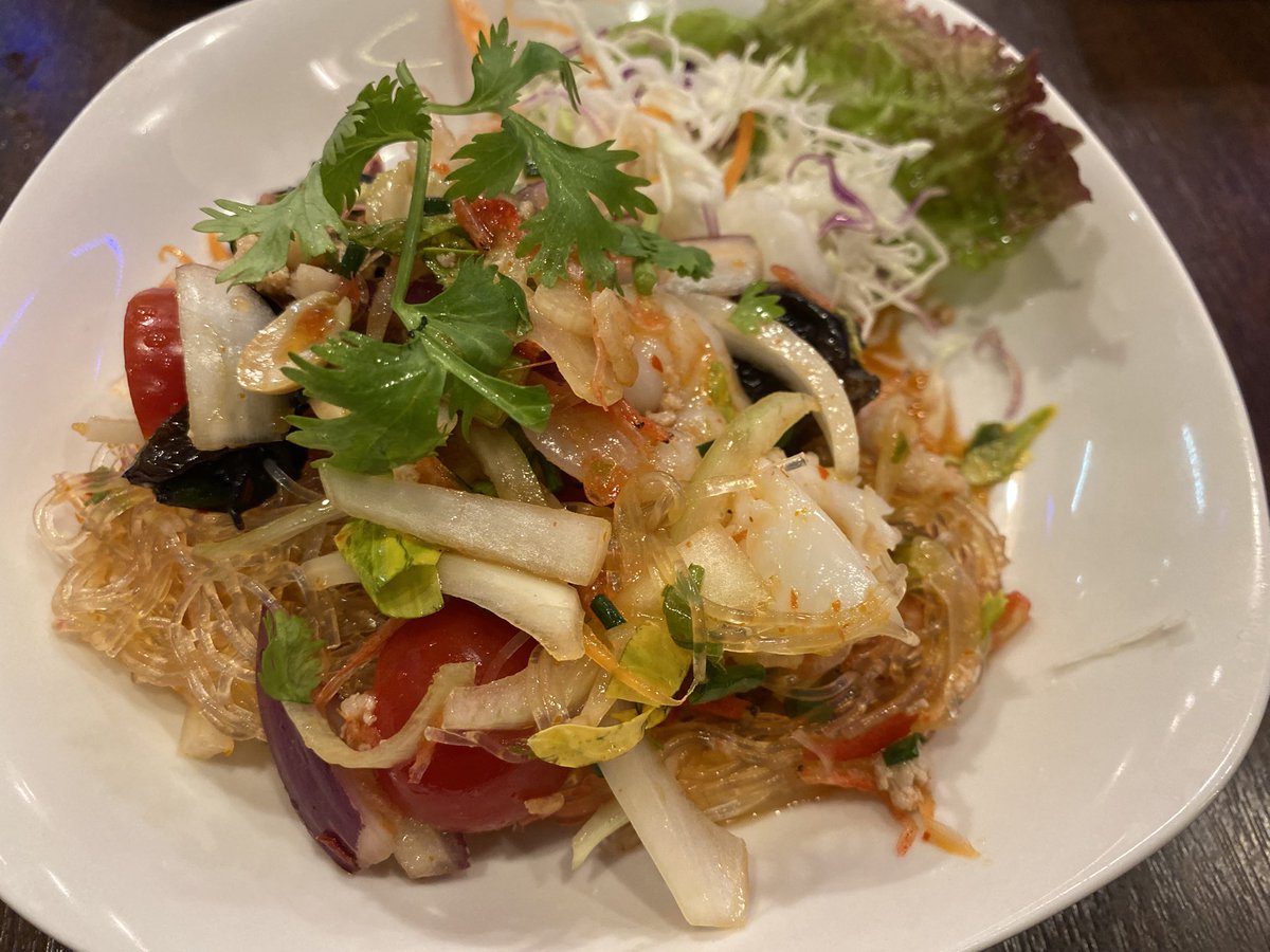 hideh06's tweet photo. さて…、タイ料理です❗️
御徒町で久しぶりのタイ料理、

ヤムウンセン、焼き鳥ガイヤーン、いろいろ食べましたが美味しい！
めちゃ辛いのもありましたが　笑
ビール🍺で乾杯！
#晩酌
#ビール
#タイ料理 https://t.co/cBsRVA8AIq