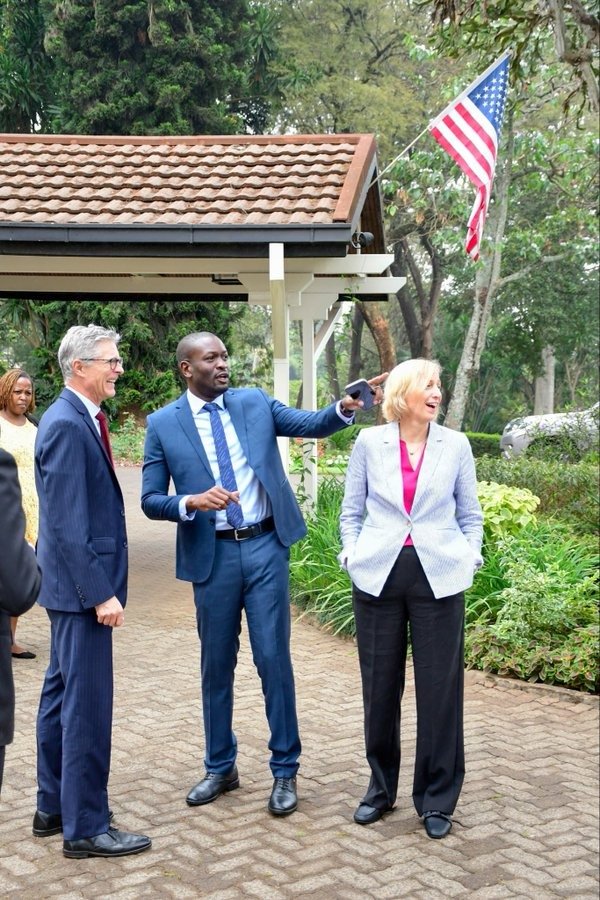 abbiezuena's tweet photo. H.E Edwin Watenya Sifuna today met with @USEmbassyKenya Charge d’ affaires Susan Burns and her team at her residence in Nairobi.
#NikoKadiNaSifuna https://t.co/TYNkjBFSbs