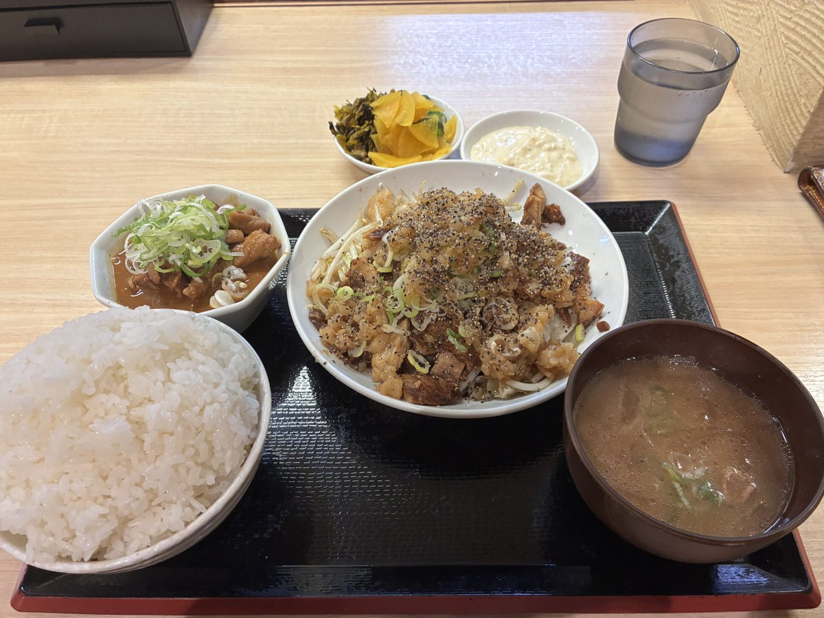 papapetty's tweet photo. 中毒飯チョモランマ
豚野菜炒め定食 https://t.co/9Y2jzqt6PO
