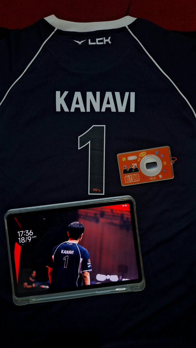 kanabine's tweet photo. barang yang aku tunggu akhirnya datang jugaa, super duper happy happy! (foto kanavi hanyalah pemanis :p) thank youu soo much @TitipSaa 😋🫶🏻 https://t.co/xsGHBunxy1