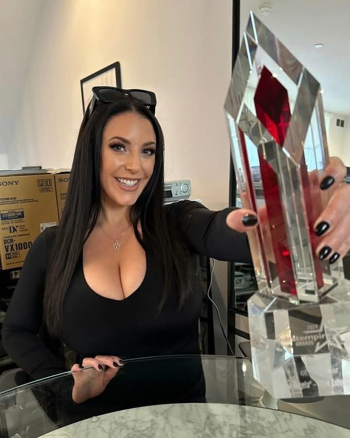AngelaWhitc7's tweet photo. I’m feeling extra grateful today. 🖤✨ Who’s been here supporting me from the beginning? Message me on my private telegram channel https://t.co/ZDiycbMORT https://t.co/LDennhFISP