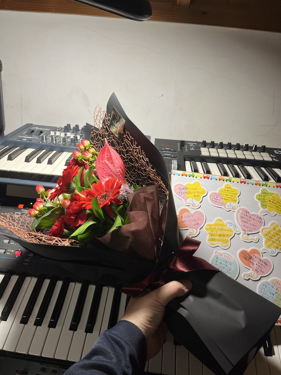 wBbPoPZ5WJsLy7Y's tweet photo. 今の会社本日が最終日でした。まさかお花と色紙を頂けるとは😆素直に嬉しい、次の会社も頑張ります(ง •̀_•́)ง https://t.co/tFQlVP9it9