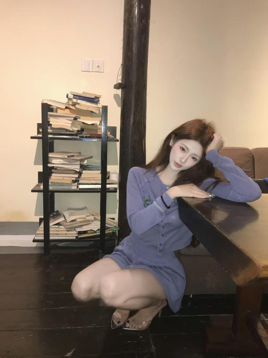 JoyceKennal's tweet photo. 昨晚睡得太久今晚不困 #女大 #反差 🍁 https://t.co/MqfuMgOIkM