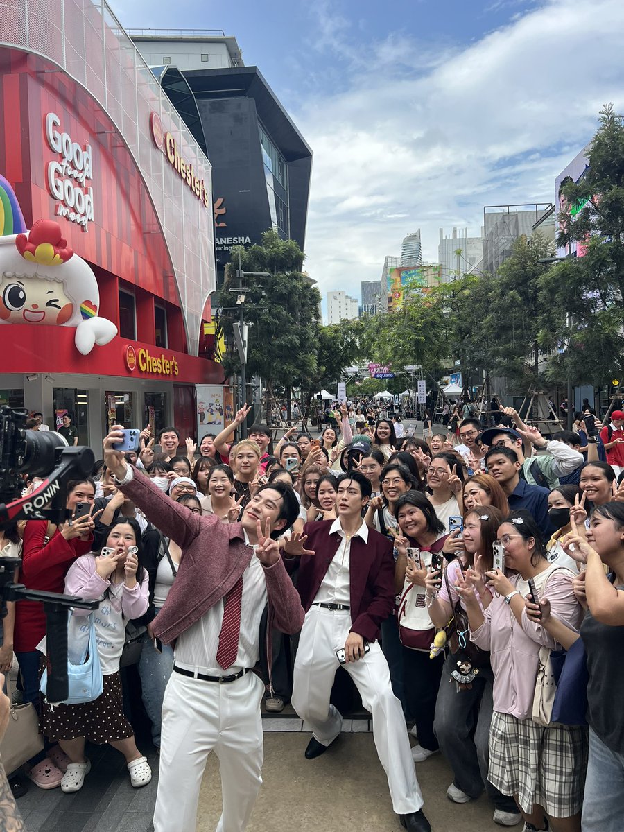 brightrpp_'s tweet photo. ไม่ได้เจอกันนานมากกก ดีใจที่ได้เจอนะค้าบ 

#Truedtac5GxGreatBright #iPhone18ProXTruedtac5G https://t.co/13aJ7MNEh6