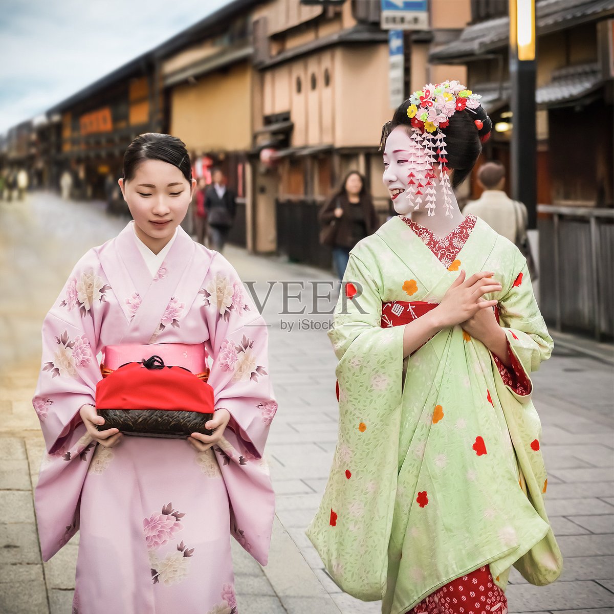 aelav269294's tweet photo. Spent the morning wandering the narrow lanes of Kyoto’s Gion, catching glimpses of geishas gliding by under cherry blossoms—pure magic that makes every step feel like a page from a classic tale. https://t.co/Zu7nJYoqXw