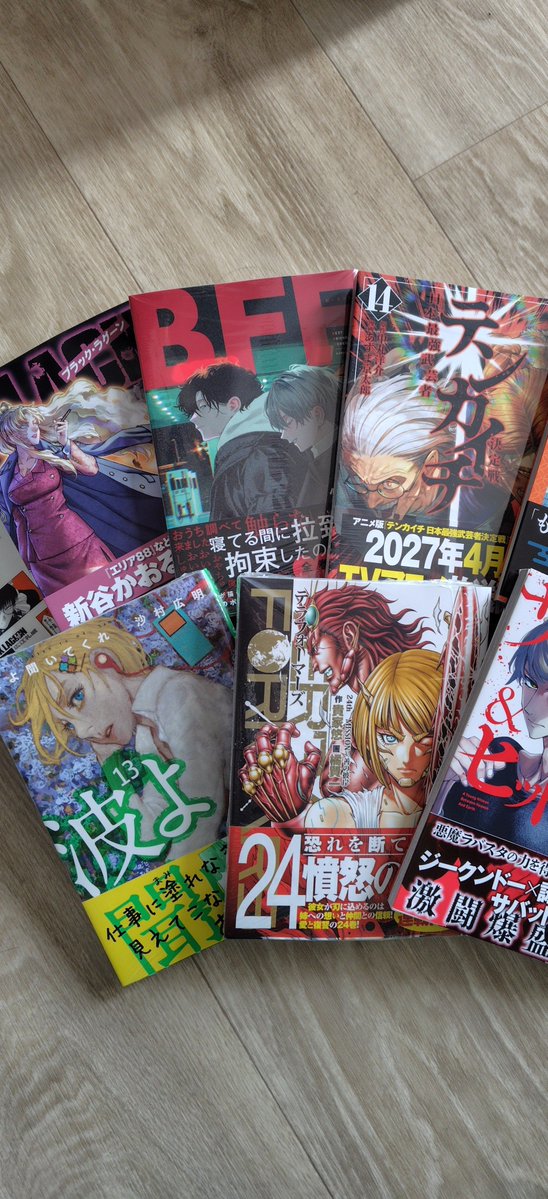 2mybel0ved's tweet photo. 今月先月の、
「この本、今日発売日だから本屋行こ〜」で買った本漫画と、
「え、これの新刊も出てる！？言ってよ〜！！」で買った本漫画。

人生楽しい〜〜！！(本棚の容量から全力で目を逸らしつつ) https://t.co/QizBbcZn1I