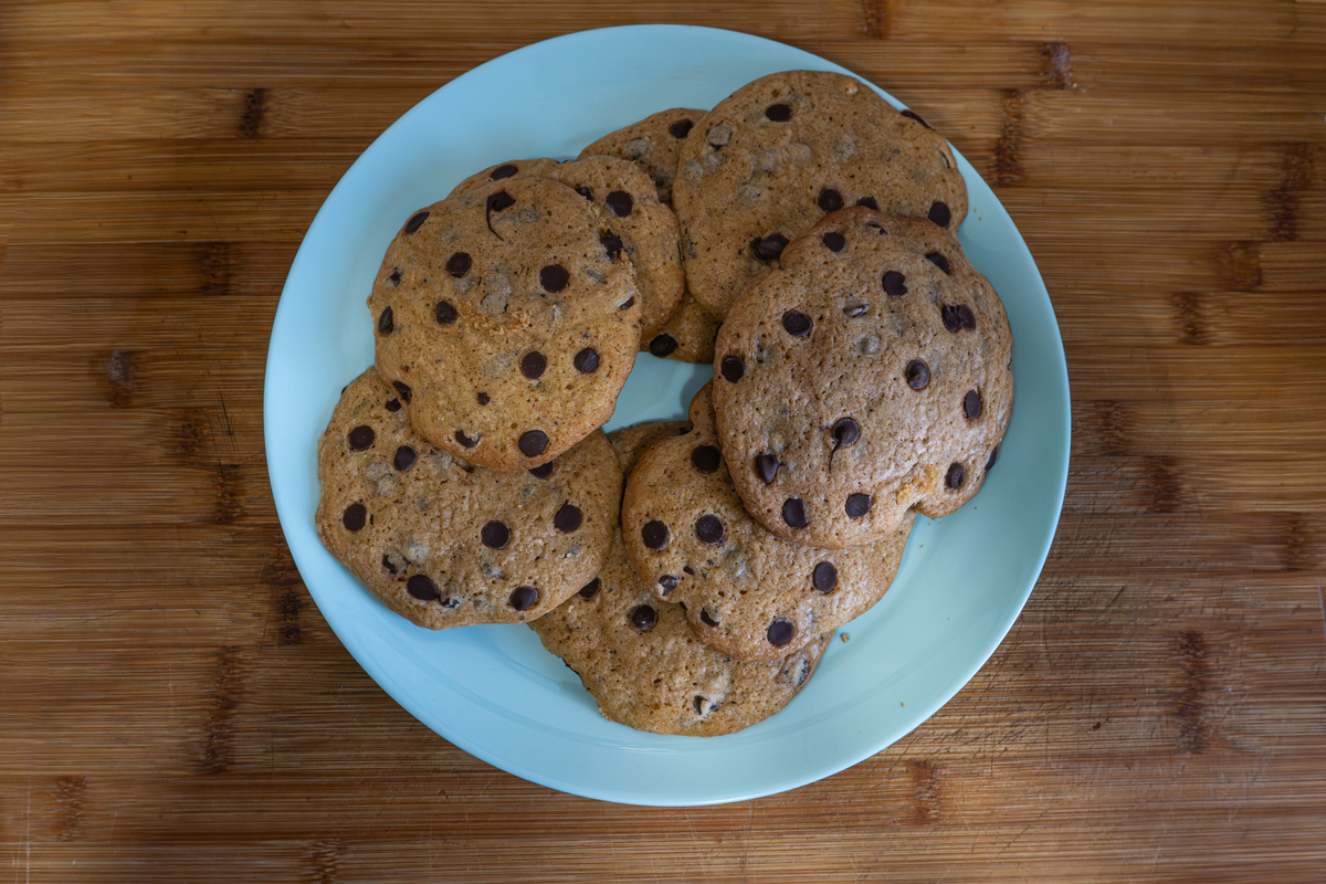 peppl179726's tweet photo. Just brought extra homemade chocolate chip cookies! Left them on Neighbor Lily’s porch—her kid’s been begging for sweets after school  Looking forward to hearing her reaction later! https://t.co/Cl0v7GTvNP