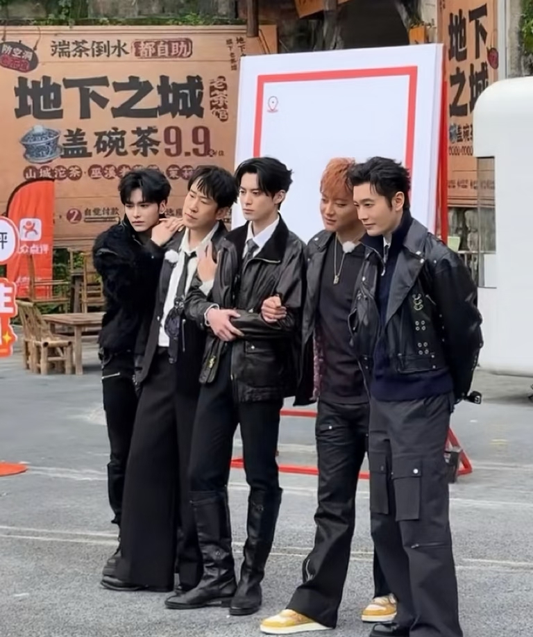 softx908146's tweet photo. Just wrapped up the hottest new variety show shoot! Behind-the-scenes chaos + laugh till my stomach hurt moments = absolute perfection  Can’t wait for y’all to see it!， https://t.co/L94LpwPHrF