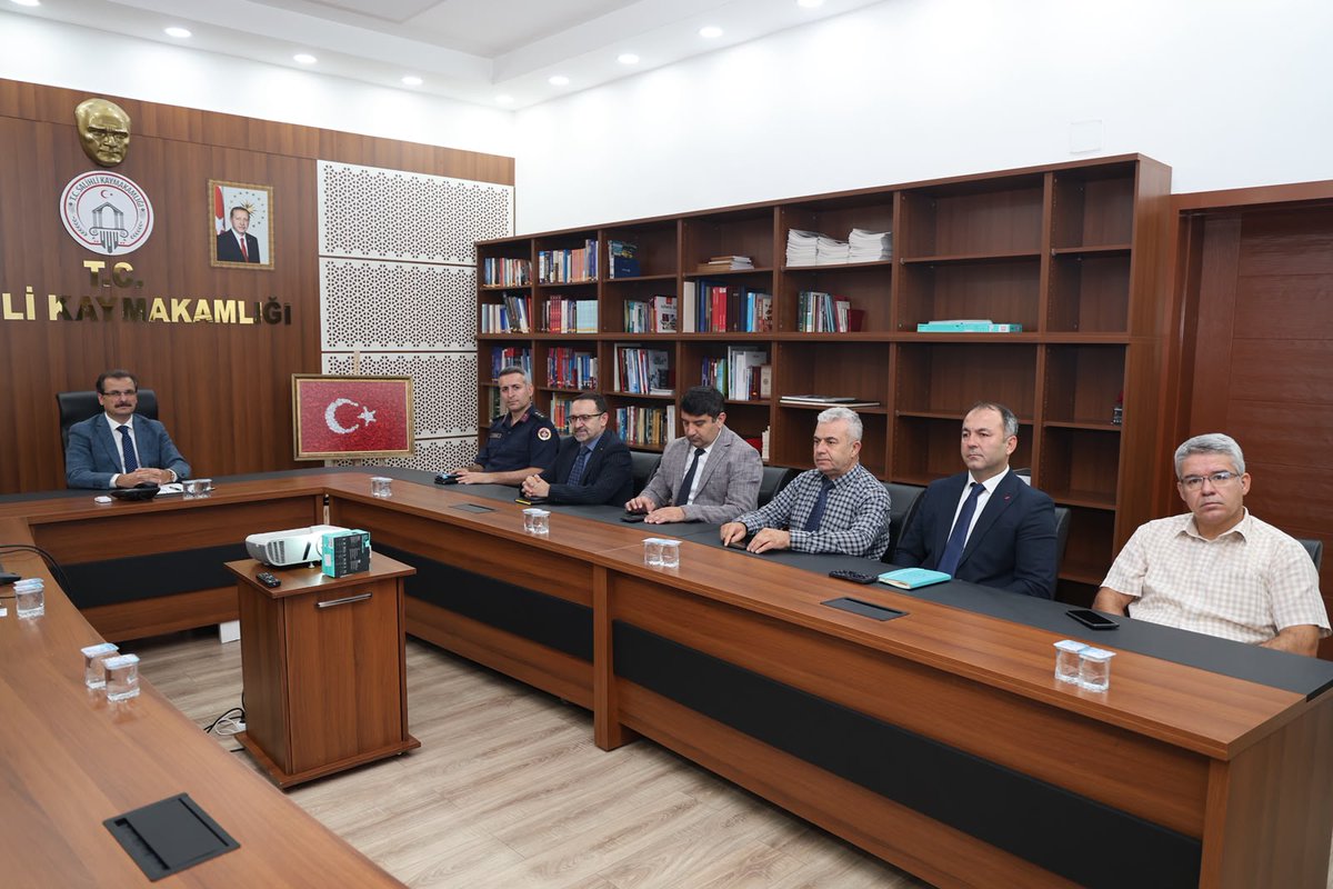 Salihli_Kym's tweet photo. 📌Salihli İlçe Güvenlik Danışma Kurulu, Kaymakam Ali Güldoğan Başkanlığında Toplandı.
İlçede genel güvenlik hizmetlerinin yürütülmesinde halkın katılımını sağlamak, kurumlar arası koordinasyonu güçlendirmek ve daha güvenli bir yaşam alanı oluşturmak amacıyla düzenlenen İlçe Güvenlik Danışma Kurulu Toplantısı, Kaymakamımız Sayın Ali Güldoğan başkanlığında Kaymakamlık toplantı salonunda gerçekleştirildi.

Toplantının ana gündem maddesini, İlçe Emniyet Müdürlüğü Toplum Destekli Polislik (TDP) Büro Amirliği’nin sahada yürüttüğü çalışmalar ve önleyici faaliyetler oluşturdu.

Suç Önlemede Vatandaş ve Polis İş Birliği

Kaymakamlık toplantı salonunda gerçekleştirilen toplantıda, Toplum Destekli Polislik Büro Amirliği yetkilileri tarafından kapsamlı bir brifing verildi. Yapılan sunumda, polis-halk ilişkilerinin geliştirilmesi amacıyla mahalle, esnaf ve Kurum/Kuruluş ziyaretlerinin aralıksız sürdüğü belirtildi.

Özellikle son dönemde artış gösteren iletişim yoluyla dolandırıcılık ve siber suçlara karşı vatandaşları bilinçlendirmek için pazar yerleri ile işlek caddelerde kurulan bilgilendirme stantları, dağıtılan broşürler ve düzenlenen halk toplantılarının asayiş olaylarının önlenmesindeki kritik rolüne dikkat çekildi. Ayrıca geleceğimizin teminatı olan çocukların korunması amacıyla okullarda verilen güvenli internet kullanımı ile kişisel güvenlik ve trafik eğitimleri detaylı olarak paylaşıldı.

"Güvenlik, Toplumun Tüm Kesimlerinin Ortak Sorumluluğudur"

Kaymakamımız Sayın Ali Güldoğan başkanlığında yürütülen toplantıda, suçla mücadelenin sadece polisiye tedbirlerle değil, vatandaşların sürece aktif katılımı, duyarlılığı ve bilinçlenmesiyle kalıcı hale geleceği belirtildi.

Toplantıda ayrıca; ilçe genelindeki güvenlik durumu, metruk binaların durumu, okul çevrelerindeki trafik hususları ve vatandaşlardan gelen talepler değerlendirilerek çözüm önerileri üzerinde karşılıklı görüş alışverişinde bulunuldu. Program, kurumlar arası iş birliğinin ve toplum destekli güvenlik anlayışının artarak devam edeceği belirtildi.
🇹🇷 @AliGuldgn #ToplumDestekliPolis
https://t.co/kwc0PZ3bnv