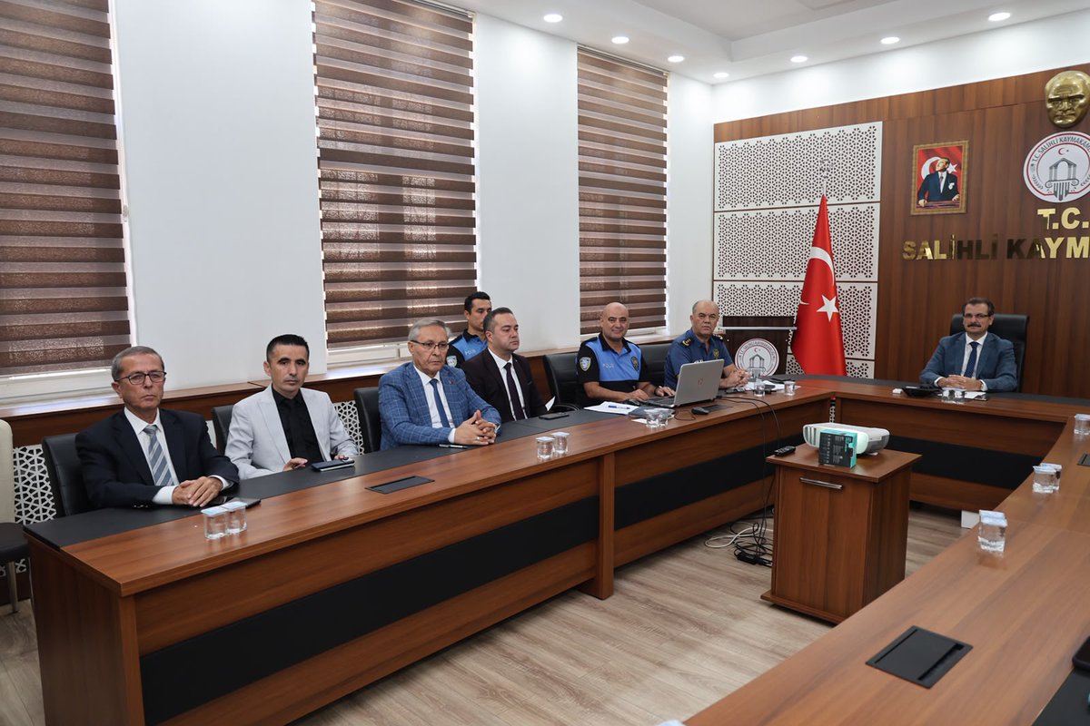 Salihli_Kym's tweet photo. 📌Salihli İlçe Güvenlik Danışma Kurulu, Kaymakam Ali Güldoğan Başkanlığında Toplandı.
İlçede genel güvenlik hizmetlerinin yürütülmesinde halkın katılımını sağlamak, kurumlar arası koordinasyonu güçlendirmek ve daha güvenli bir yaşam alanı oluşturmak amacıyla düzenlenen İlçe Güvenlik Danışma Kurulu Toplantısı, Kaymakamımız Sayın Ali Güldoğan başkanlığında Kaymakamlık toplantı salonunda gerçekleştirildi.

Toplantının ana gündem maddesini, İlçe Emniyet Müdürlüğü Toplum Destekli Polislik (TDP) Büro Amirliği’nin sahada yürüttüğü çalışmalar ve önleyici faaliyetler oluşturdu.

Suç Önlemede Vatandaş ve Polis İş Birliği

Kaymakamlık toplantı salonunda gerçekleştirilen toplantıda, Toplum Destekli Polislik Büro Amirliği yetkilileri tarafından kapsamlı bir brifing verildi. Yapılan sunumda, polis-halk ilişkilerinin geliştirilmesi amacıyla mahalle, esnaf ve Kurum/Kuruluş ziyaretlerinin aralıksız sürdüğü belirtildi.

Özellikle son dönemde artış gösteren iletişim yoluyla dolandırıcılık ve siber suçlara karşı vatandaşları bilinçlendirmek için pazar yerleri ile işlek caddelerde kurulan bilgilendirme stantları, dağıtılan broşürler ve düzenlenen halk toplantılarının asayiş olaylarının önlenmesindeki kritik rolüne dikkat çekildi. Ayrıca geleceğimizin teminatı olan çocukların korunması amacıyla okullarda verilen güvenli internet kullanımı ile kişisel güvenlik ve trafik eğitimleri detaylı olarak paylaşıldı.

"Güvenlik, Toplumun Tüm Kesimlerinin Ortak Sorumluluğudur"

Kaymakamımız Sayın Ali Güldoğan başkanlığında yürütülen toplantıda, suçla mücadelenin sadece polisiye tedbirlerle değil, vatandaşların sürece aktif katılımı, duyarlılığı ve bilinçlenmesiyle kalıcı hale geleceği belirtildi.

Toplantıda ayrıca; ilçe genelindeki güvenlik durumu, metruk binaların durumu, okul çevrelerindeki trafik hususları ve vatandaşlardan gelen talepler değerlendirilerek çözüm önerileri üzerinde karşılıklı görüş alışverişinde bulunuldu. Program, kurumlar arası iş birliğinin ve toplum destekli güvenlik anlayışının artarak devam edeceği belirtildi.
🇹🇷 @AliGuldgn #ToplumDestekliPolis
https://t.co/kwc0PZ3bnv