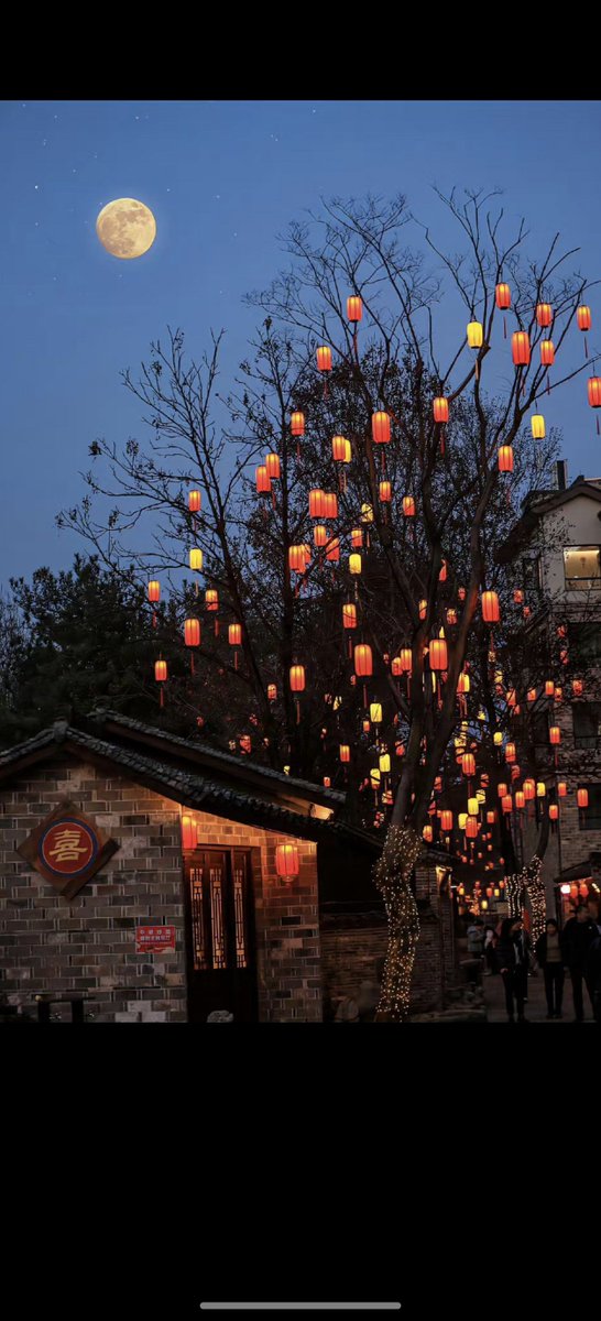 peacc063589's tweet photo. Light up the night, spread the glow  Happy Lantern Festival! May your path ahead be as bright as the lanterns soaring high. https://t.co/h6swwoDgJ7