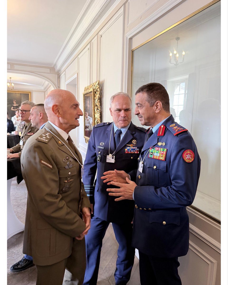 KuwaitArmyGHQ's tweet photo. #رئيس_الأركان يشارك في اجتماع مبادرة العقبة في باريس

بحضور فخامة رئيس الجمهورية الفرنسية الصديقة إيمانويل ماكرون، وجلالة الملك عبدالله الثاني ملك المملكة الأردنية الهاشمية الشقيقة، وفخامة رئيس الجمهورية اللبنانية الشقيقة العماد جوزاف عون.

شارك سعادة رئيس الأركان العامة للجيش الفريق الركن خالد درج سعد الشريعان، في اجتماع مبادرة العقبة الذي عُقد في العاصمة الفرنسية باريس، بمشاركة عدد من رؤساء الأركان والقادة والخبراء العسكريين وممثلي الدول الشقيقة والصديقة والمنظمات الدولية.

وناقش الاجتماع سبل دعم الجيش اللبناني وقوى الأمن الداخلي وتعزيز قدراتهما، إلى جانب بحث آليات تنسيق الجهود الدولية وتبادل وجهات النظر حول التحديات الأمنية، بما يسهم في دعم أمن واستقرار الجمهورية اللبنانية الشقيقة والمنطقة.

وتأتي مشاركة سعادة رئيس الأركان في إطار حرص دولة الكويت على تعزيز التعاون والتنسيق العسكري مع الدول الشقيقة والصديقة، ودعم الجهود الدولية الرامية إلى ترسيخ الأمن والاستقرار الإقليمي.

#الجيش_الكويتي