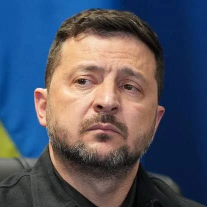 _Direct_News's tweet photo. 💰 #Zelensky compte sur plus de 52 milliards de dollars de soutien étranger en 2027, dans un contexte de dépenses militaires record de l'Ukraine. | LeFigaro

Êtes-vous prêt à continuer de soutenir l'#Ukraine ?
A) Non, non, non
B) Oui, oui, oui