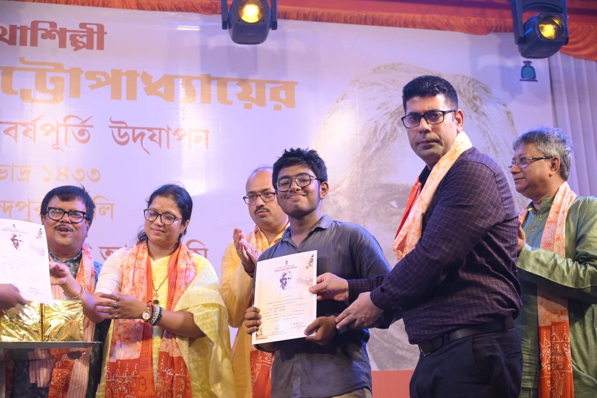 DM_Hooghly_WB's tweet photo. আজ কথাশিল্পী শরৎচন্দ্র চট্টোপাধ্যায়ের সার্ধশত জন্মবর্ষপূর্তি উপলক্ষে দেবানন্দপুর, হুগলিতে এক বিশেষ অনুষ্ঠানে উপস্থিত থেকে শ্রদ্ধার্ঘ্য নিবেদন করেন পশ্চিমবঙ্গ সরকারের তথ্য ও সংস্কৃতি বিভাগ এবং পর্যটন বিভাগের মাননীয় রাষ্ট্র মন্ত্রী শ্রীমতী পূর্ণিমা চক্রবর্তী ও অন্যান্য অতিথিরা। https://t.co/oX2ommdqKY
