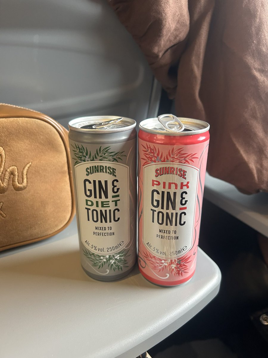 Vix_79's tweet photo. London bound #traincans https://t.co/keTRbI5DYU