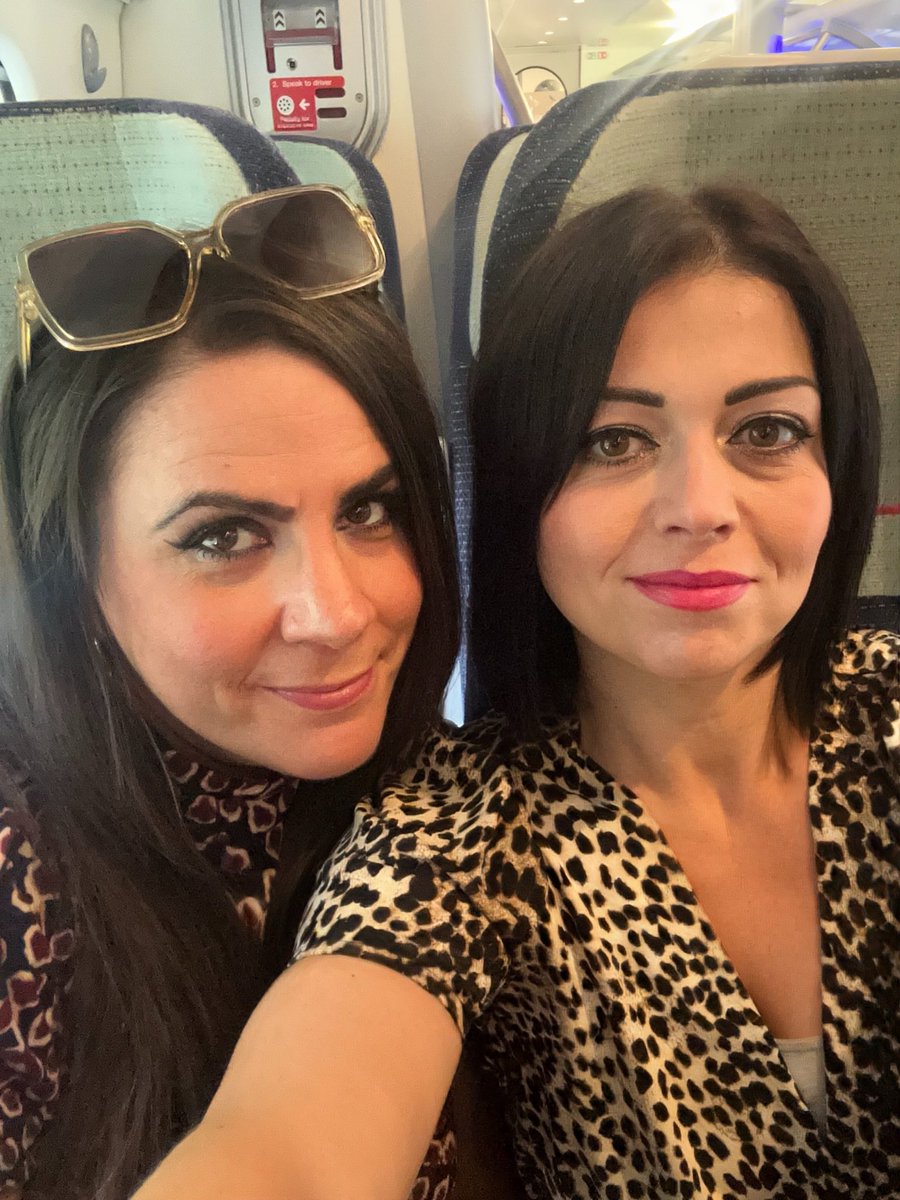 Vix_79's tweet photo. London bound #traincans https://t.co/keTRbI5DYU