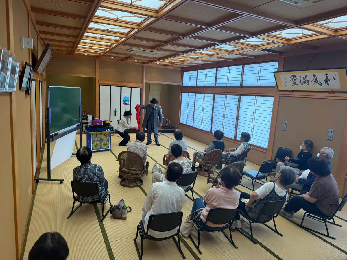 rena_magic's tweet photo. 今日は
石川県金沢市
額地区の地域サロン会に
マジシャンイーグルズのメンバーさんに　
出演していただきました😊
不思議なマジックと楽しいパフォーマンスに
驚いて、笑って、楽しい時間を過ごしました♪

地域の皆さんが笑顔になれる、
そんなひとときをこれからも大切にしていきます✨
#RENA https://t.co/N8j6lWbY66