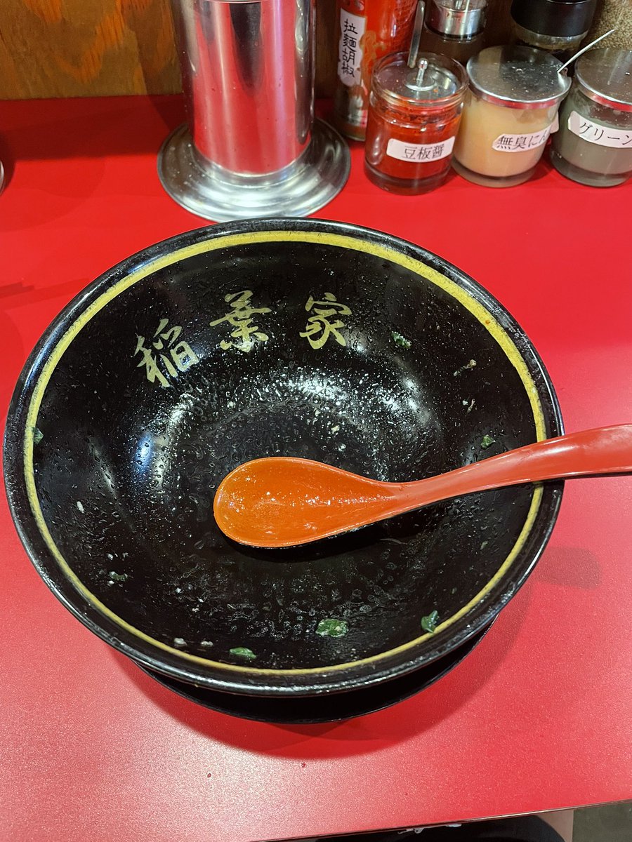 Rock1969's tweet photo. 本日の稲葉家さん、金曜日夜。

いつものライスセットのり2枚増し

TP
肩ロース
ほうれん草増し
たまご丼

明日からしばらく食べれないので味わって食べてたら、スープ全飲みしてました(^^)

あー、美味かったです。
ごちそうさまでした♪

#稲葉家
#王道家グループ
#家系ラーメン https://t.co/zPvLY6jfXo