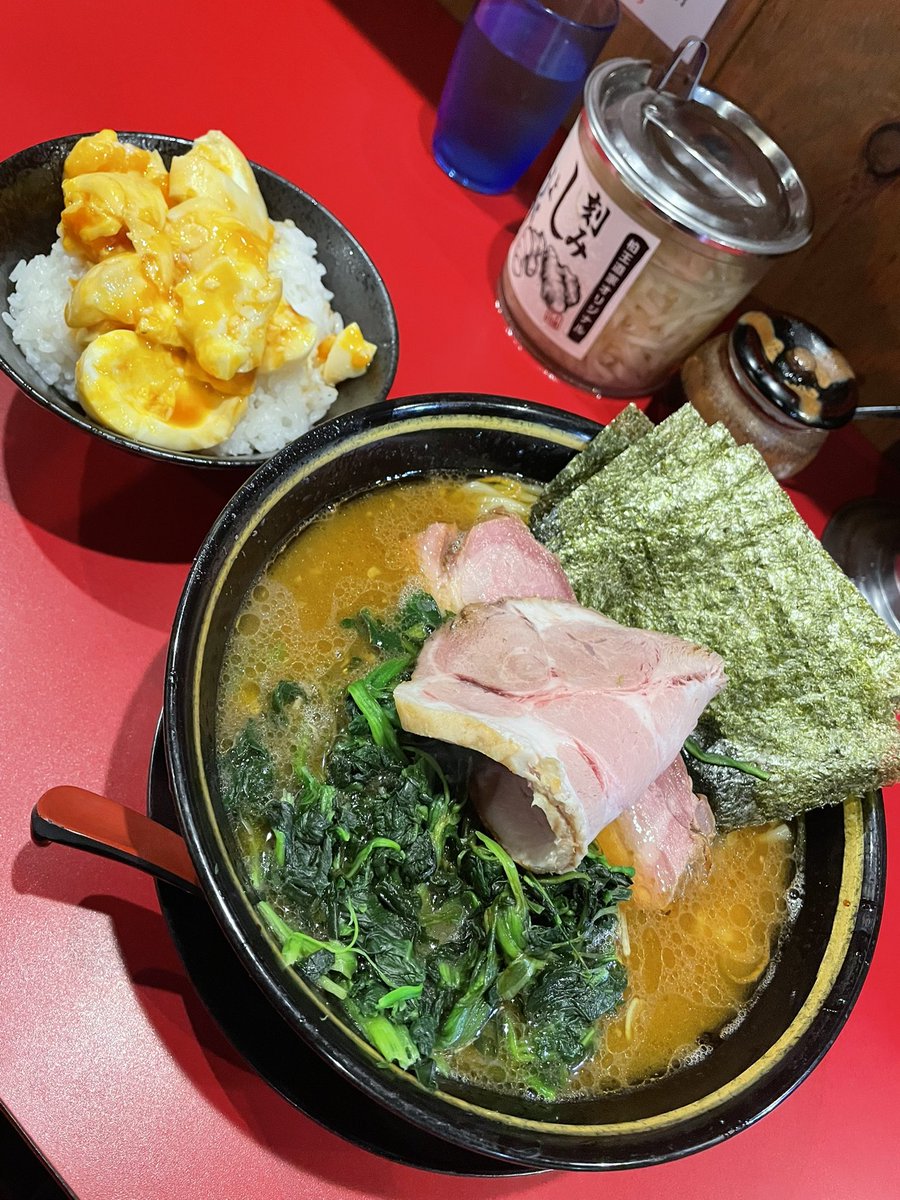 Rock1969's tweet photo. 本日の稲葉家さん、金曜日夜。

いつものライスセットのり2枚増し

TP
肩ロース
ほうれん草増し
たまご丼

明日からしばらく食べれないので味わって食べてたら、スープ全飲みしてました(^^)

あー、美味かったです。
ごちそうさまでした♪

#稲葉家
#王道家グループ
#家系ラーメン https://t.co/zPvLY6jfXo