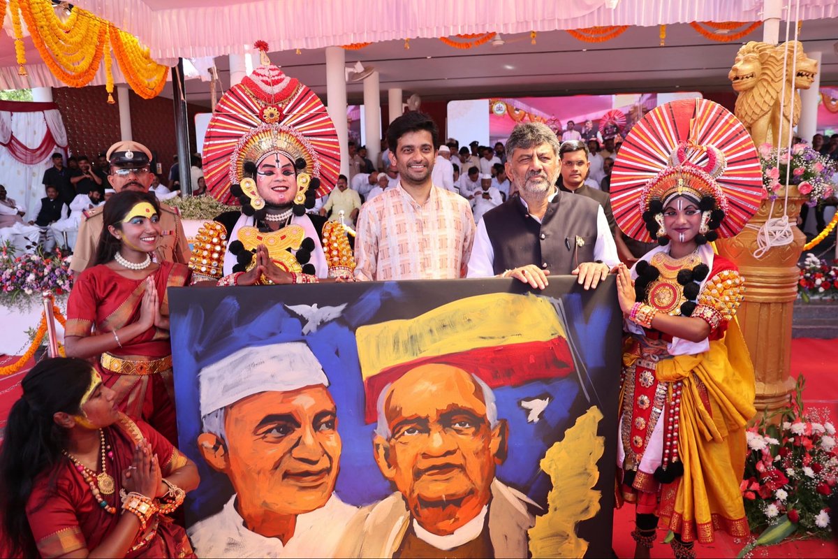 VilasNayak's tweet photo. Performed live in Kalaburagi on the occasion of Kalyana Karnataka Liberation Day. Grateful to the Hon’ble Chief Minister of Karnataka @DKShivakumar sir for his appreciation and kind words
#kalyanakarnataka #liveart #dkshivakumar #karnataka https://t.co/o6p6UqO0AC