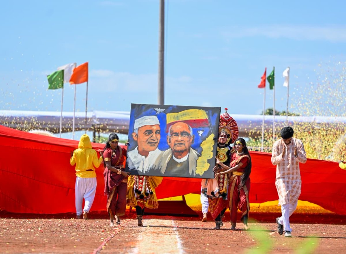 VilasNayak's tweet photo. Performed live in Kalaburagi on the occasion of Kalyana Karnataka Liberation Day. Grateful to the Hon’ble Chief Minister of Karnataka @DKShivakumar sir for his appreciation and kind words
#kalyanakarnataka #liveart #dkshivakumar #karnataka https://t.co/o6p6UqO0AC