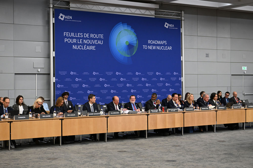 OECD_NEA's tweet photo. Day 2 at #RoadmapsToNewNuclear started with an address from Paul Dabbar, Deputy Secretary, @CommerceGov 🎙️

On the agenda today:
🏗️ Nuclear construction
💵 International developmental finance for emerging economies
🙋‍♀️ Special presentation by the Young Professionals Delegation https://t.co/7T3T5PFHHg