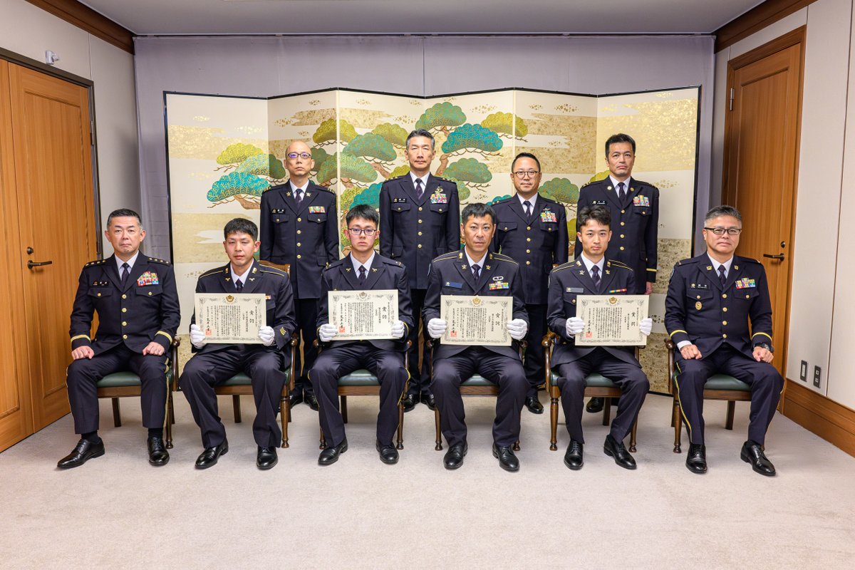 JGSDF_pr's tweet photo. 🇯🇵🇨🇳荒井陸上幕僚長は、９月１８日、#中国遺棄化学兵器処理事業 に参加した隊員の帰国・任務完了報告を受けました。派遣隊員は、８月４日から９月１７日の約１か月にわたる間、中国において、遺棄化学兵器の発掘回収における技術支援業務に従事し、#化学兵器禁止条約 締約国として、我が国の化学兵器禁止条約履行及び事業の推進に大きく貢献しました。
#陸上自衛隊 は今後も、遺棄化学兵器問題に真摯に取り組んでまいります。