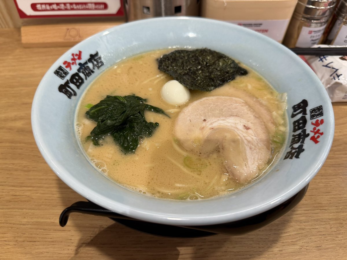 OSpulse's tweet photo. とことん現地に馴染めませんね。
海外で食べるラーメンは最高です。 https://t.co/CFlleocB5p