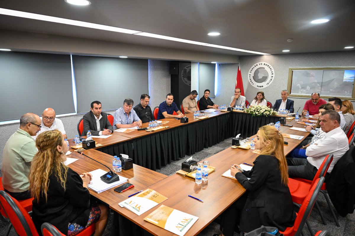 antalyaborsa's tweet photo. Yönetim Kurulu Üyemiz Ragıp Gök, ATAK COP31 Tarım Mutabakatı İklim Değişikliği Su ve Gıda Güvenliği Masası Hayvansal Üretim Toplantısına Borsamızı temsilen katıldı. ATAK üyesi kurum ve kuruluşların temsilcileri, akademisyenler ve sektör paydaşlarının katılımıyla gerçekleştirilen hayvancılık toplantısında, COP31 ATAK Mutabakatı’nın altyapısını hazırlayacak görüş ve öneriler konuşuldu.