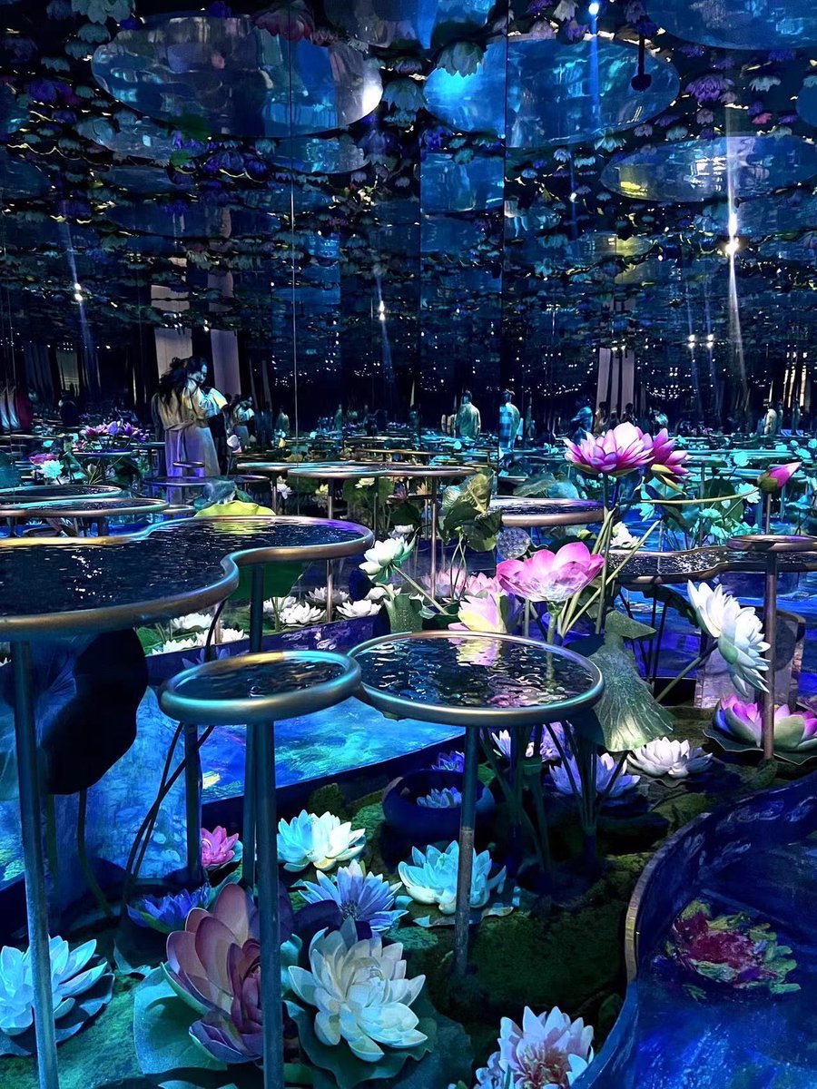 adrix909921's tweet photo. Immerse in 3D brushstrokes at tonight’s pop-up art installation—sensory art that wraps you in color and motion https://t.co/7roX9cjUng