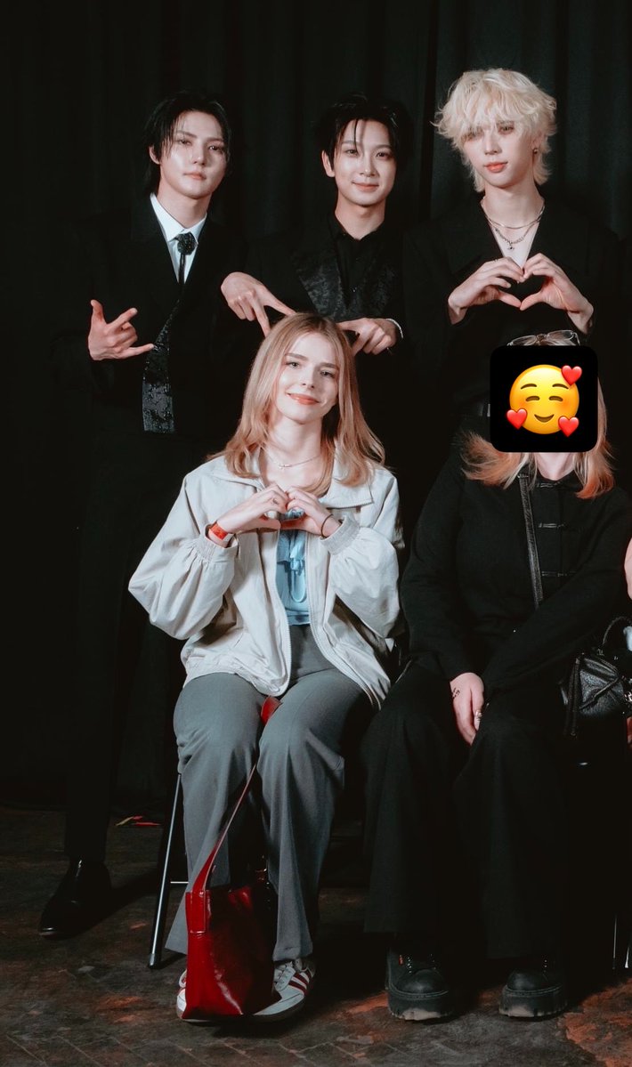 moonieinorbit's tweet photo. the way i could feel smth touching my hair LMAOOOO overall the pics are supeeer cute but i look so AWKWARD 😭😭😭😭 #ampersandone #ampersandoneinwarsaw https://t.co/mtO7FvDjbX