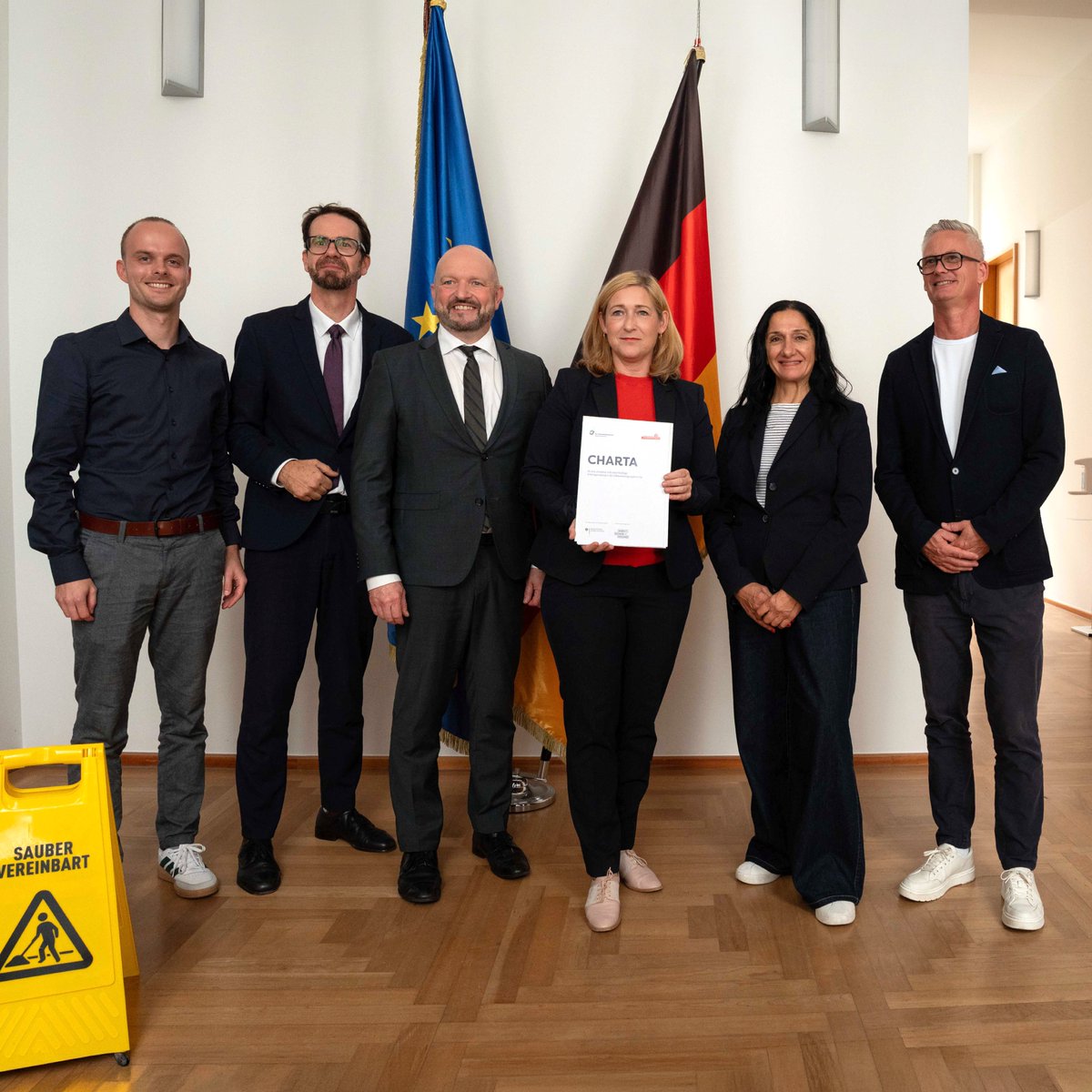 BMAS_Bund's tweet photo. Gute Arbeit braucht gute Bedingungen, auch in der Gebäudereinigung. BMAS, IG BAU und BIV haben eine Charta für attraktivere Arbeit unterzeichnet: mit mehr Tagesreinigung, familienfreundlicheren Arbeitszeiten, Wertschätzung und mehr Qualität bei Vergaben.
https://t.co/p87oHplzb0 https://t.co/w3uQs4tJtL