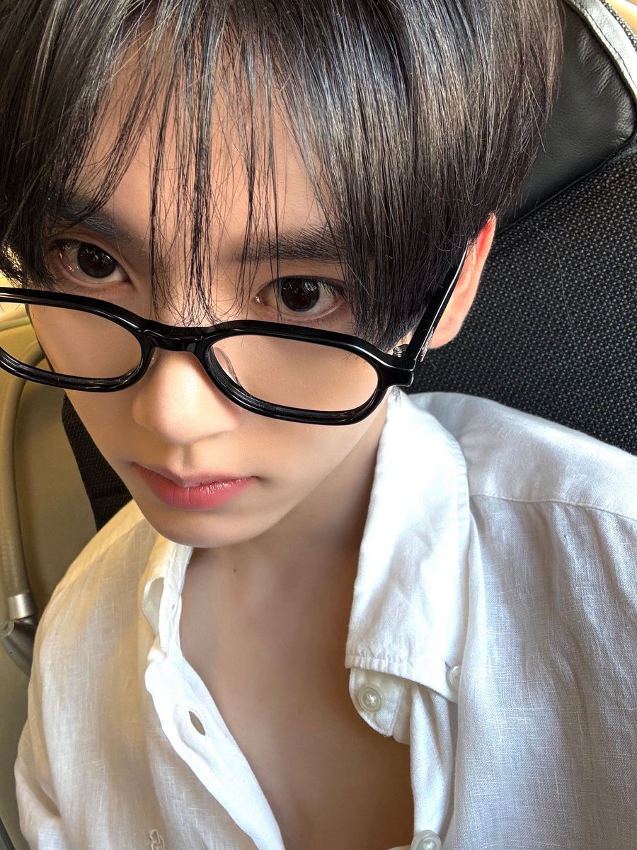 hambukss's tweet photo. 첫번째는 완전 오빠. 같은데 두번째는 애기가 형아안경 뺏어쓴느낌 https://t.co/jZbudGaPGm
