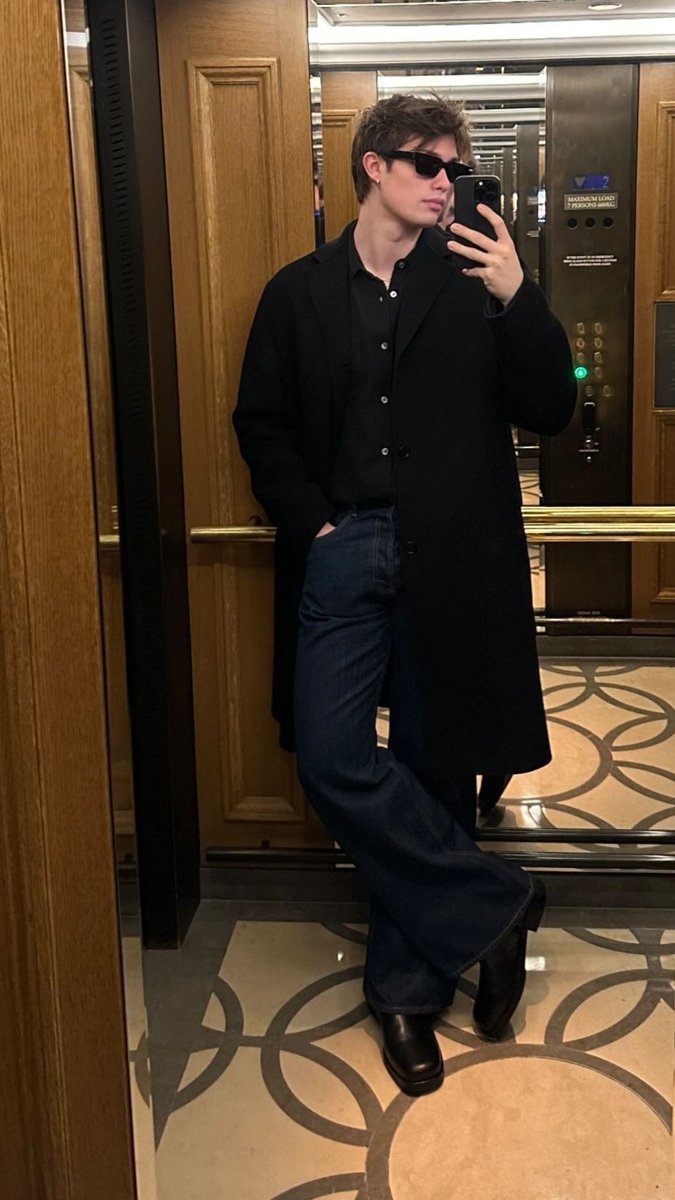 saramerenwen's tweet photo. same lift btw 👀 https://t.co/eEhcSGarEm