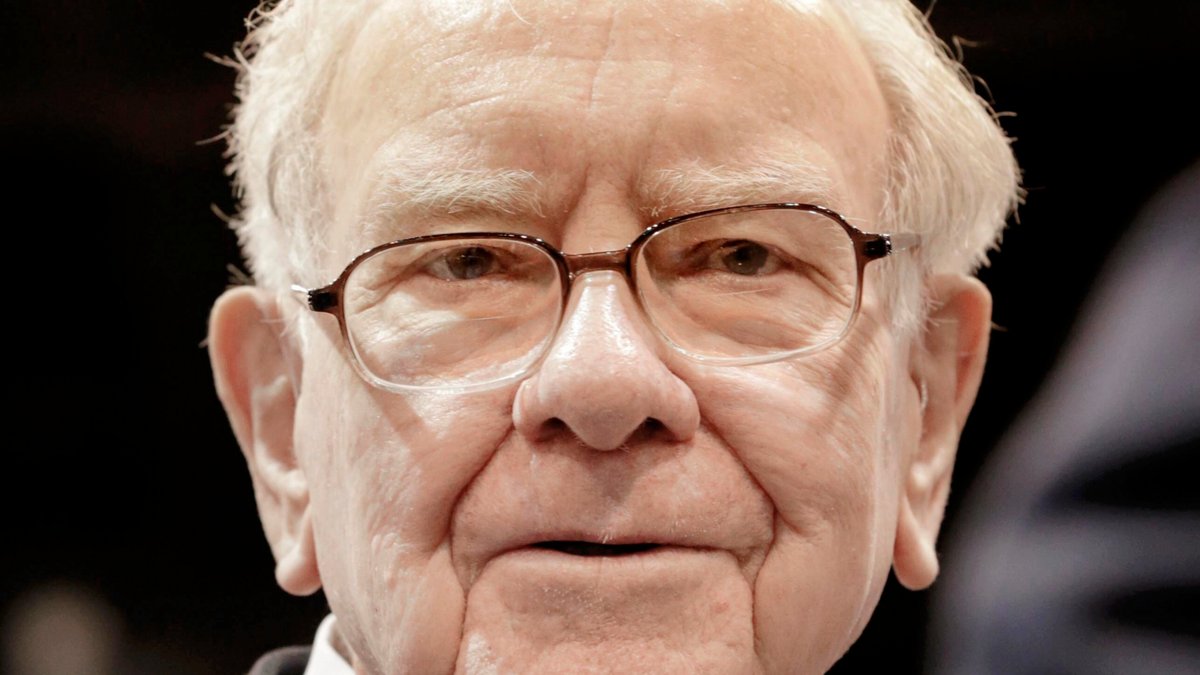 FoxNews's tweet photo. BREAKING: Warren Buffett steps down as Berkshire Hathaway chairman, to remain chairman emeritus; son Howard to take over company https://t.co/SzLMuxxYqs