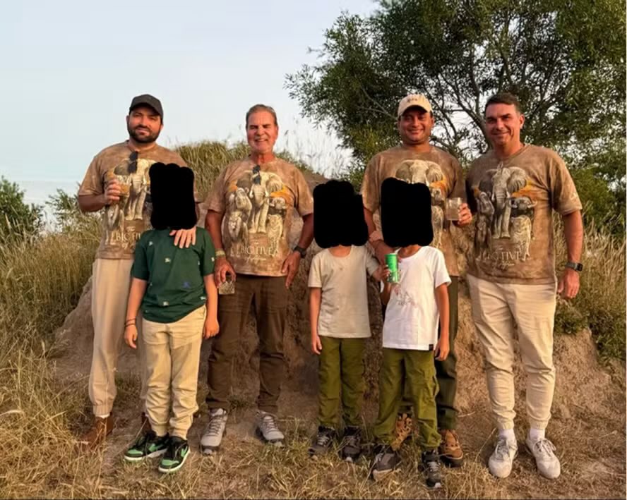 ojornaleirobr's tweet photo. Safári na África do Sul, jatinho ligado a Vorcaro e apartamento de luxo. A relação de Flávio Bolsonaro com Willer Tomaz ganhou novos capítulos.

Reportagem de Patrik Camporez, de O Globo, revela que a Polícia Federal identificou pelo menos cinco viagens internacionais de Flávio com o advogado no primeiro semestre de 2025.

Em março, Flávio, Willer e o senador Weverton Rocha participaram de um safári na África do Sul, acompanhados de familiares. Weverton também é investigado no escândalo do INSS.

Em janeiro, Flávio e sua família voltaram dos Estados Unidos em um jatinho da Prime You, empresa que tinha Daniel Vorcaro, do Banco Master, entre seus sócios. Willer também estava no voo.

A PF aponta Willer como possível operador de um esquema de apoio financeiro, patrimonial e logístico ligado a Weverton. Empresas relacionadas ao advogado repassaram mais de R$ 11 milhões à esposa do senador, segundo a investigação.

Em agosto, Flávio também utilizou um apartamento ligado a Willer em São Paulo. O imóvel havia sido comprado de Fabiano Zettel, cunhado de Vorcaro, por R$ 3,5 milhões, após Zettel ter pago R$ 5,5 milhões por ele.