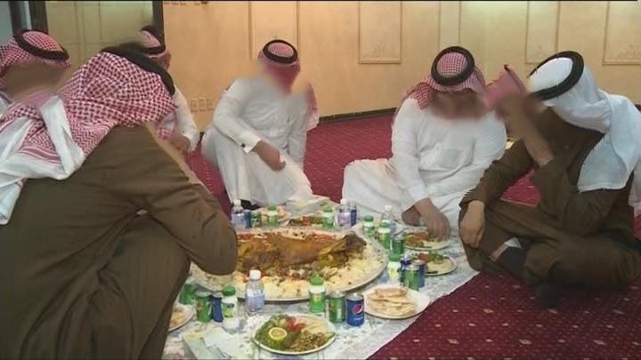 abdulkarim_900's tweet photo. القتل (المعنوي) جريمة لا يعاقب مرتكبها….
اذكر في عام ١٤٢١هـ كنت وثلاثة من الزملاء في زيارة لأحد المدن الشمالية، وعزمنا على الغدا رجل من وجهاء هذه المدينة يعرفه أحد الزملاء…
حضرنا للمكان بحدود الساعة الواحدة ظهراً، فوجدنا المجلس يضم أكثر من عشرين رجل من معارف المعزب، وجيرانه، وفيهم كبار في السن…
وعندما قال (تفضلوا على الغدا الله يحييكم) اراد رجل كبير في السن ويبدو من شكله أنه ضعيف، وأقل من طبقة المعزب…
مباشرة قام المعزب بمنعه من التقدم، وقال له:
(أنتظر حتى يقلط الضيوف)…!!!
كنت أنا الأقرب فكان كلامه على مسمعي وأمام ناظر..!!
نظرت إلى وجه الرجل وشاهدت علامات الأحراج وهي تبدل لون بشرته البيضاء إلى الإحمرار، وشاهدت تعابير وجههة وهي تختلق إبتسامة مصطنعة، وهو يكرر كلمة سم، سم…!!!
فحاولت أن أدفع هذا الرجل بيدي حتى يتقدم علي…
ولكن المعزب سحبني بيده اليمين، وحجز كبير السن بيدة الشمال حتى يمنعه من التقدم، وكأنه يقول له ألزم مكانك حتى يتقدم البقية…!!!
وعندما أكتمل الضيوف على الصحون الثلاثة، لم أجلس، وظليت واقفاً انتظر الرجل حتى أجلسه بجانبي ولكنه لم يأتي …
نظرت في الصحن الثاني ولم اشاهده، ونظرت للصحن الثالث ولم أجده…!!!
وكان المعزب واقف بالقرب مني يرحب بالضيوف، وعندما أنتهي قلت: وين الرجال..؟؟!!
قال: يبي يجي أنت أجلس بس…!!!
جلست بأمر المعزب، ويعلم الله أني حسيت بضيقه، وتوقف الأكل حلقي، ولولا الأعراف كان أكرمت وقمت من الأكل..!!
وعندما غسلت يدي ذهبت إلى المجلس ولم أجد هذا الرجل…!!!
سألت أحد الشباب الصغار: وين راح الشايب...؟؟
قالوا: طلع…!!!
طلع وهو لم يتغدى، طلع وهو يحمل في قلبة كسر لن تمحوه الأيام والسنين، لقد قتل هذا الرجل معنوياً بسبب أعراف، وتقاليد ما أنزل الله بها سلطان…!!!
هذا الموقف الذي كسر به هذا الرجل لا يزال عالقاً في ذهني منذ ٢٧ سنة،  علق في ذهني، وحز في نفسي وهو لم يقع علي، فما بالك بمن وقع عليه…!!
فـ القتل المعنوي اشد من القتل الجسدي، ويمارسه البعض بدم بارد….
يقول: جبران خليل جبران
وقاتل الجسم مقتول بفعلته
                         وقاتل الروح لا تدري به البشر