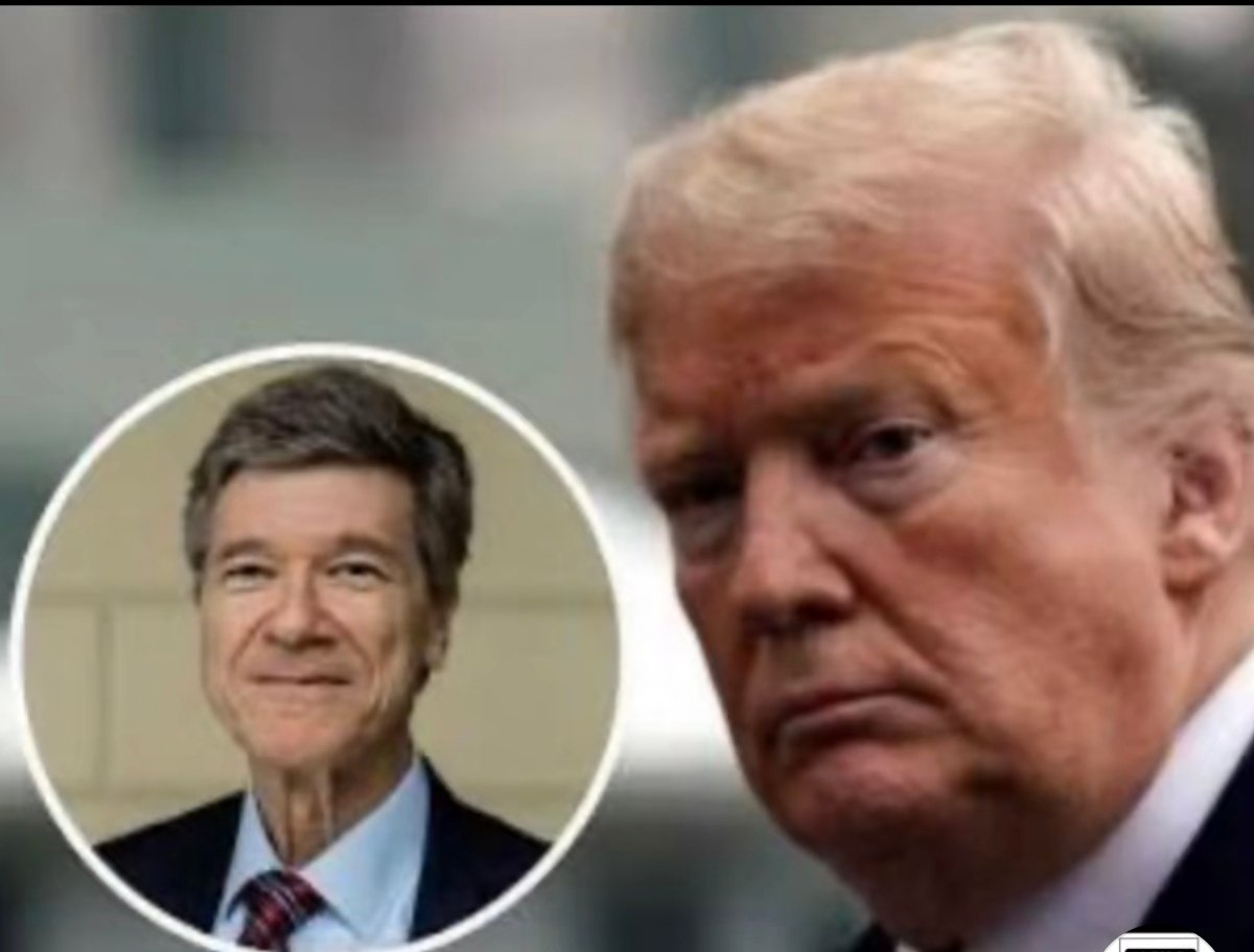 CiemnejW's tweet photo. Jeffrey Sachs – amerykański ekonomista, profesor Uniwersytetu Columbia oraz doradca ds. zrównoważonego rozwoju i polityki gospodarczej.

Nie ma ani słowa prawdy ze strony rządu Stanów Zjednoczonych ani rządu Izraela. Wszystko od rana do nocy jest propagandą. Ponadto każde oświadczenie Donalda Trumpa zaprzecza samemu sobie jeszcze przed końcem zdania. Zatem jego nie da się wręcz zrozumieć na jego własnych zasadach, a tym bardziej w kategoriach geopolitycznych. Sytuacja jest więc bardzo dziwna i bardzo niebezpieczna. Myślę, że to prawdopodobnie najbardziej niebezpieczny moment na świecie od czasów II wojny światowej, wliczając w to prawdopodobnie nawet kryzys kubański.
Mówię to w obecności dwóch psychologów, powiem to: wy nie ponosicie za mnie odpowiedzialności, może pożałujecie, że mnie zaprosiliście, ale uważam, że Donald Trump jest dosłownie chory psychicznie w bardzo poważnym stopniu. Z punktu widzenia osobowości złośliwy narcyz jest, jak sądzę, właściwym określeniem. Albo, jeśli wolicie bardziej klasyczną diagnozę: osobowość z ciemnej triady, co oznacza, że jest osobiście narcystyczny, makiaweliczny – co oznacza w kategoriach psychologicznych, że manipuluje, jest niewiarygodny, nieszczery – oraz psychopatyczny, co oznacza brak jakiejkolwiek empatii dla tego, ilu ludzi zabija lub jak wiele szkód wyrządza. Definicja złośliwego narcyza dodaje do tej listy paranoję i konfabulacje.
Osobiście uważam więc, że mamy do czynienia z jednostką głęboko upośledzoną psychologicznie, która akurat dysponuje ogromną władzą. I według jednego psychologa, którego słuchałem wczoraj – co wydało mi się bardzo sensowne – dochodzi do tego element otępienia czołowo-skroniowego, co widać po niespójności zdań, uciekaniu myśli, a nawet myleniu słów, do tego stopnia, że słowa nie kończą się tak, jak się zaczęły. W każdym razie widać realne oznaki demencji nałożone na trwające całe życie antyspołeczne zaburzenie osobowości.
Taki człowiek nie powinien być prezydentem. To jest najbardziej podstawowa kwestia. Jest prezydentem z powodu znacznie głębszych problemów w amerykańskim systemie politycznym, jest więc zarówno objawem, jak i przyczyną. Kogoś takiego nie wybiera się w zdrowym systemie politycznym. Amerykański system polityczny jest głęboko skorumpowany. To, że taki człowiek ma władzę, by wydać rozkaz do wojny, świadczy o głęboko zepsutym porządku politycznym. Nie ma to nic wspólnego z naszym systemem konstytucyjnym, w którym tylko Kongres ma prawo wypowiedzieć wojnę.
W naszej polityce jesteśmy obecnie tak żałośni, że jedyne, co robi Kongres, to wielokrotne głosowanie za tym, że nie chce mieć nic wspólnego z nadzorowaniem tej wojny. To nie jest wybór, jaki mają na mocy konstytucji – to całkowite zrzeczenie się odpowiedzialności. Jak Senat może mówić w trzech kolejnych głosowaniach: „Nie pytajcie nas, to nie nasza sprawa, to po prostu sprawa pana Trumpa”? Dokładnie to powiedział Senat USA.
Uważam więc, że mamy obecnie bardzo szczególne okoliczności. Moje własne odczucie jest takie, że Trump – znowu, teraz całkowicie jako psycholog-amator – w ciągu ostatnich trzech czy czterech miesięcy wyraźnie się pogorszył i stracił jakąkolwiek samokontrolę. Pojawił się więc stopień impulsywności, który absolutnie wykracza poza cokolwiek, co widziałem wcześniej.
Nawiasem mówiąc, to już drugi raz z rzędu, kiedy mamy prezydenta cierpiącego na demencję. I co ciekawe: w przypadku Bidena, który miał demencję przez co najmniej ostatnie dwa lata swojej prezydentury, wszystko to tuszowano, dopóki nie stanął przed kamerą z otwartymi ustami, śliniąc się na oczach wszystkich Amerykanów oglądających debatę, i nikt już nie mógł tego ukryć przed kamerą.
Mój kraj jest obecnie żałosny, jeśli chodzi o system polityczny. To przedstawienie, to PR, można powiedzieć cokolwiek. Nie ma planowania, nie ma systematycznego przeglądu, nie ma mechanizmów kontroli i równowagi, nie ma nic.