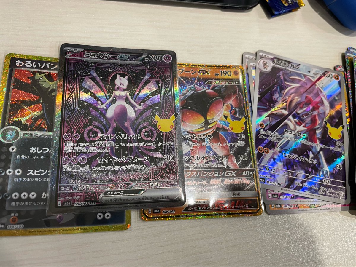 kencicball77's tweet photo. とりあえず1box分開封！！全部キラキラしてて目がおかしくなりそうどけど開封が楽しいぞ！！SARはミュウツー！復刻が微妙だったからリザードン、ルギア当てたい！これは全部揃えたいな…
#30thセレブレーション https://t.co/z5ErnevUFg